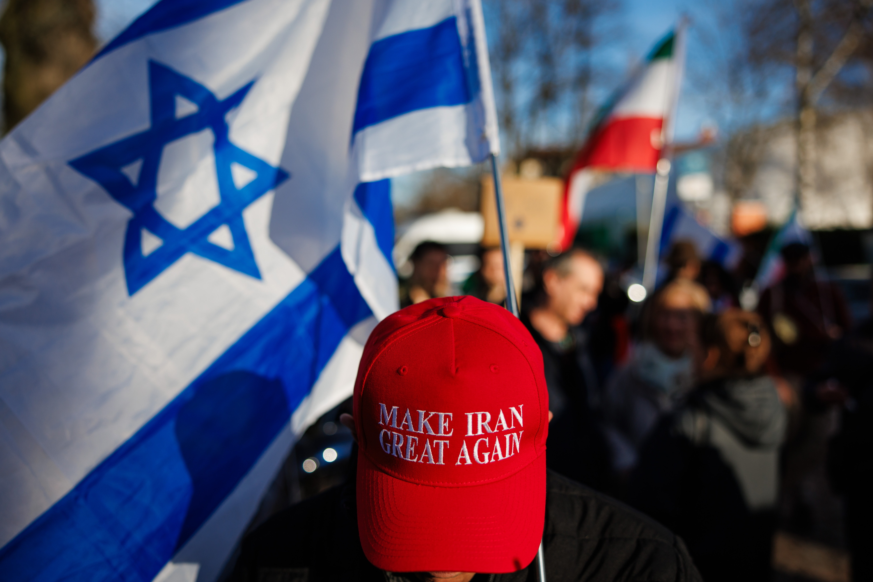 'Make Iran Great Again' (Egin berriro Iran handi) idatzia duen bisera bat, Irango erasoaldiaren aldeko elkarretaratze batean, Berlinen. CLEMENS BILAN / EFE