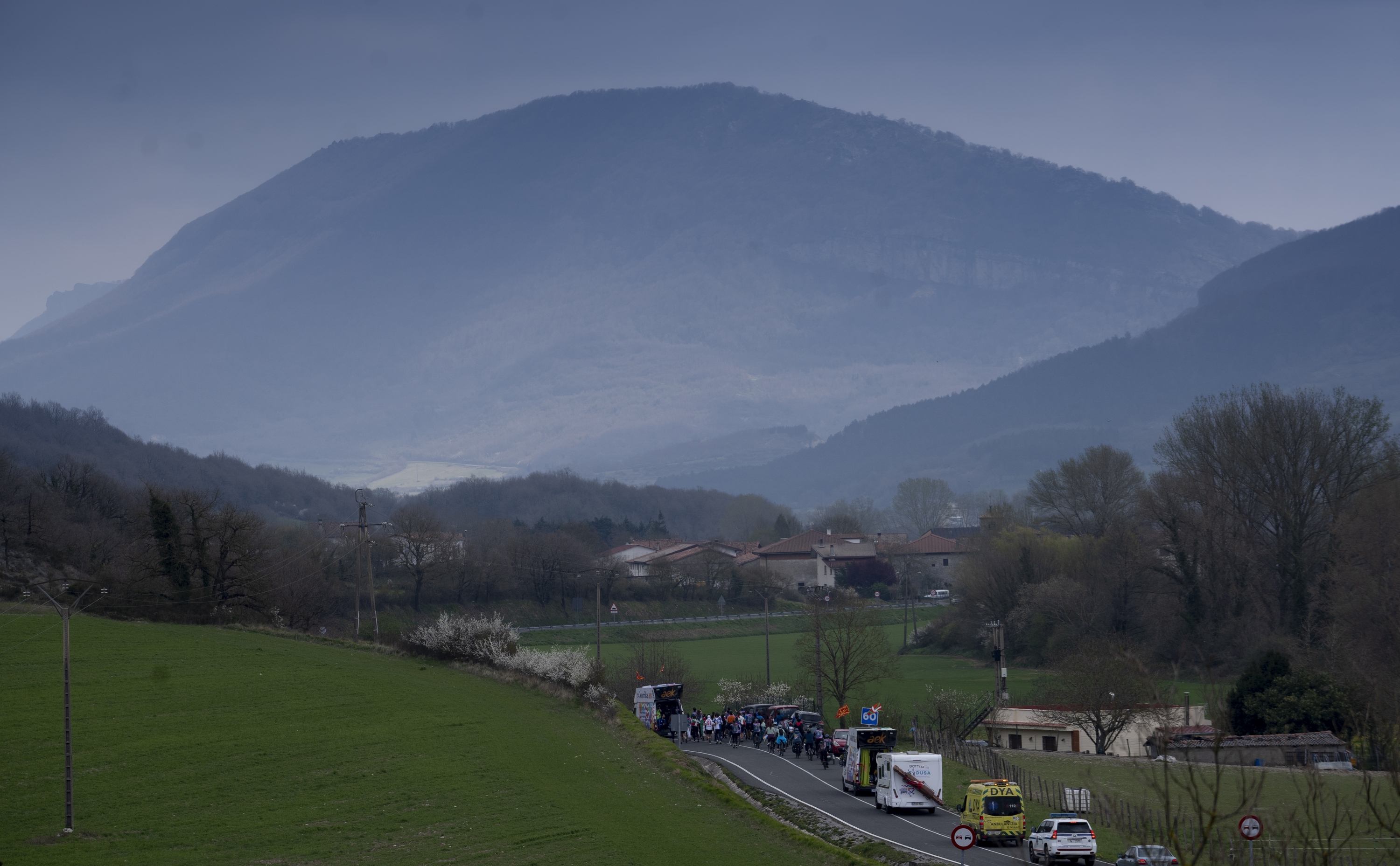 Paraje ikusgarriez gozatzeko aukera eman du Korrikak gaur, Arabako Lautadan eta Sakanan barrena.