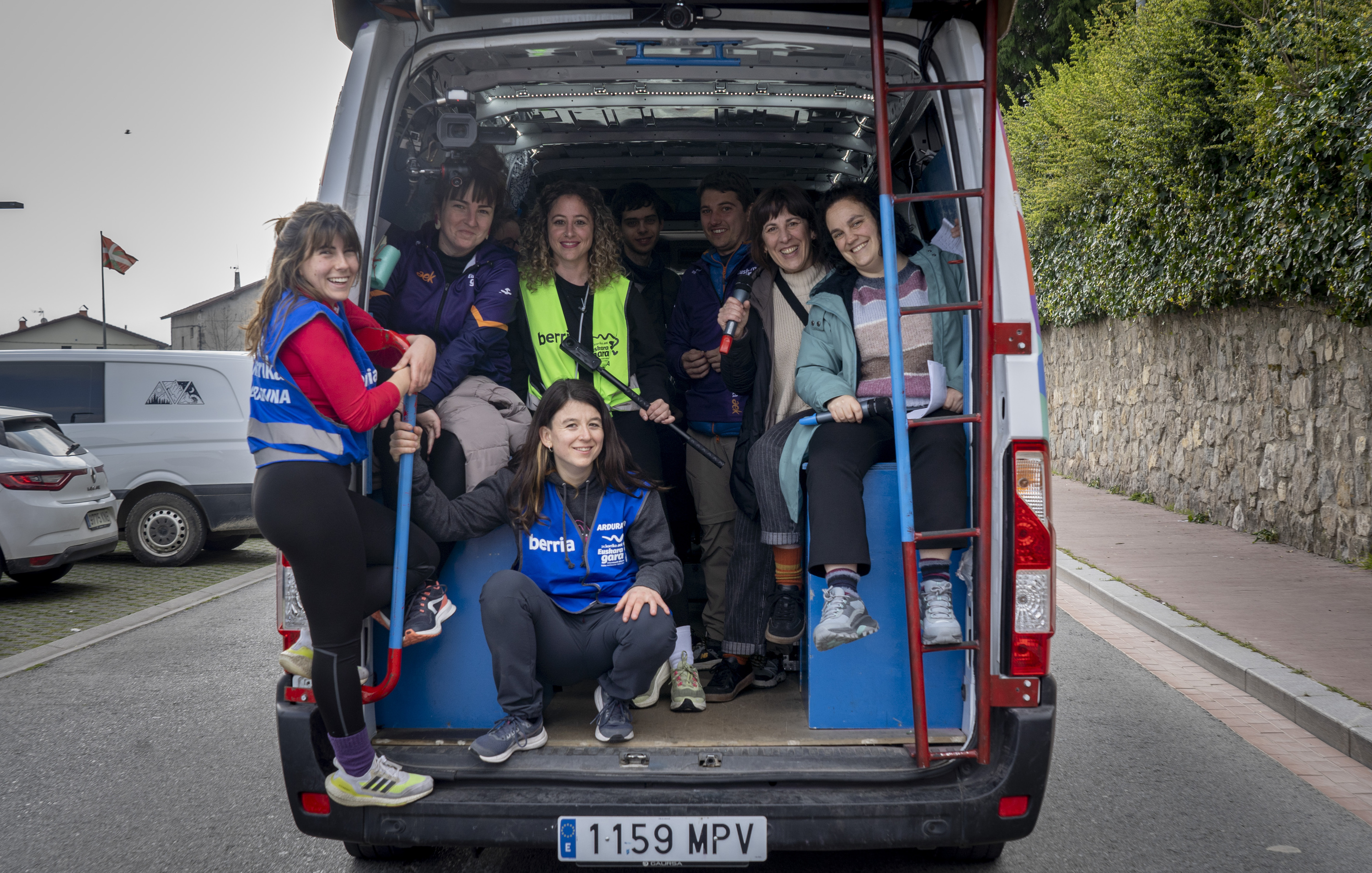Korrikan ezinbesteko lana egiten dutenak: furgoneteroak
