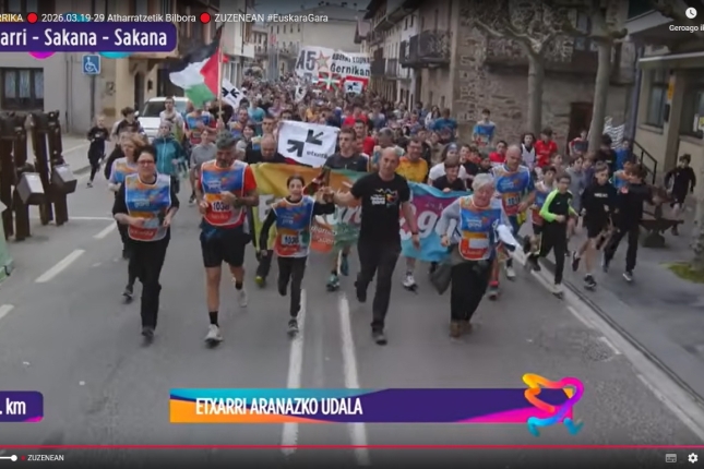 Etxarriko Udaleko ordezkariak, lekukoarekin. BERRIA