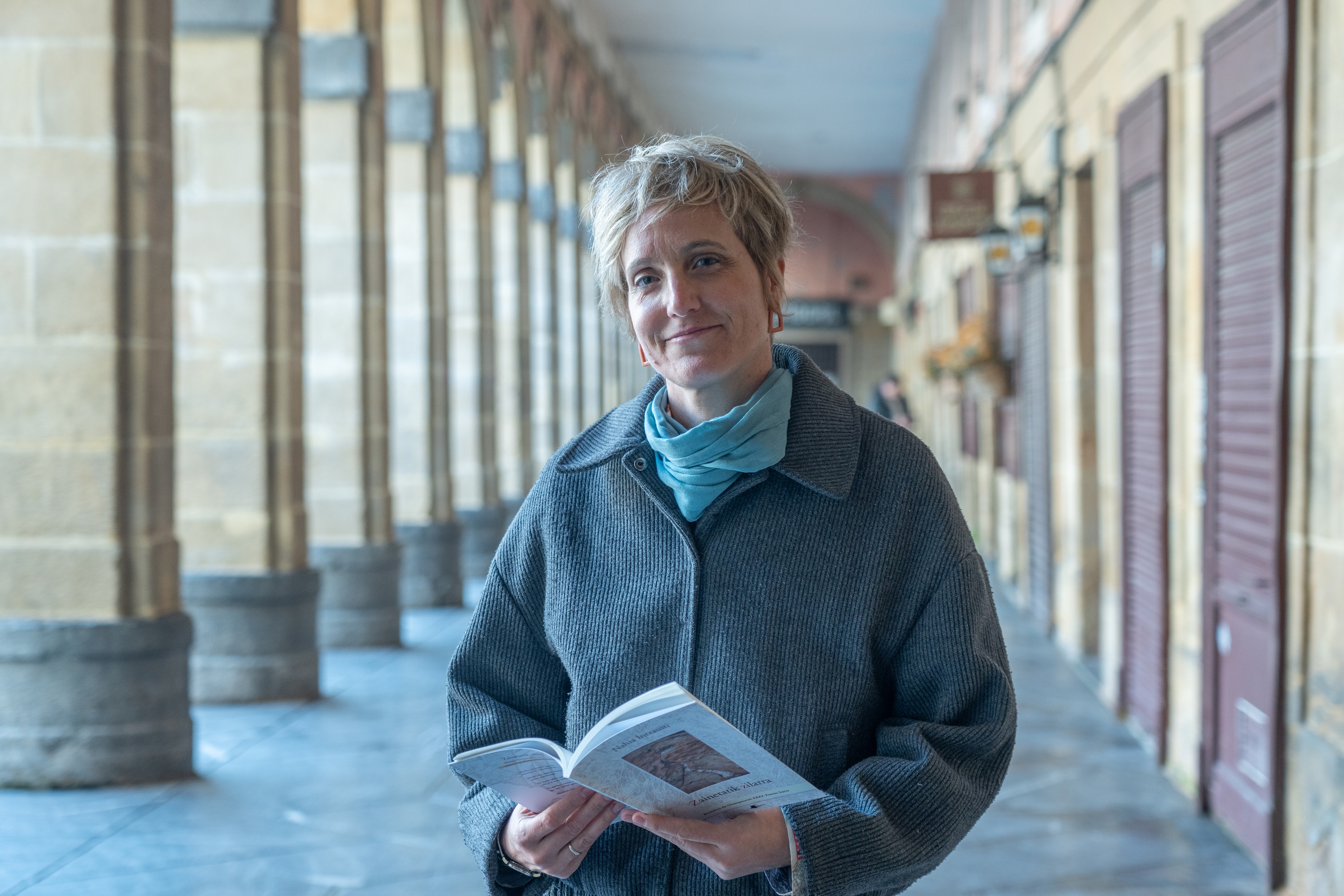 Nahia Intxausti 'Zainetatik zilarra' liburuaren aurkezpenean, Donostian. ANDONI CANELLADA / FOKU