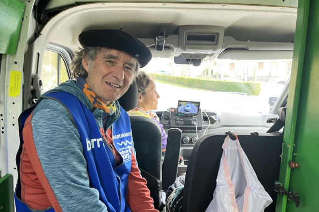 Joseba Irazabal Korrikaren atzeko furgonetan, gaur goizean. BERRIA