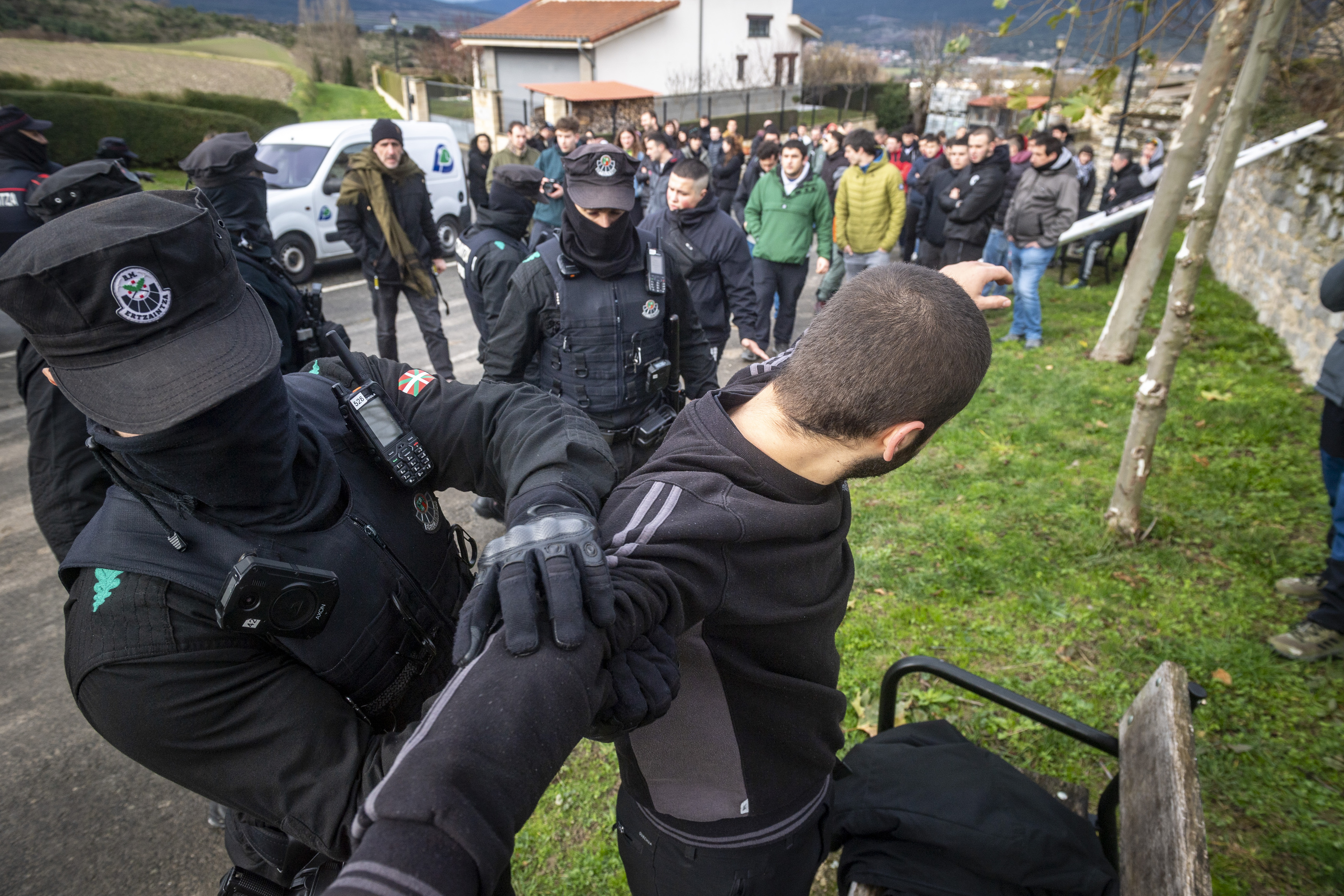 Ertzain bat iazko martxan parte hartu zuen lagunetako bat miatzen. JAIZKI FONTANEDA / FOKU
