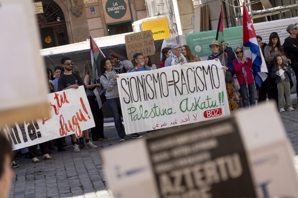 Arrazakeriaren aurkako plataformak antolatutako manifestazioa, Iruñeko karriketan. IÑIGO URIZ / FOKU