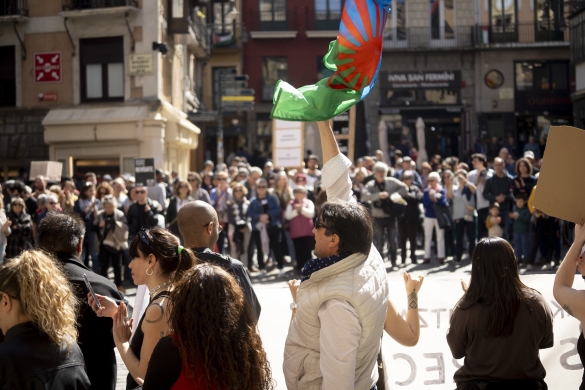 Arrazakeriaren aurkako manifestazioa, Iruñeko Udaletxe plazan. IÑIGO URIZ / FOKU