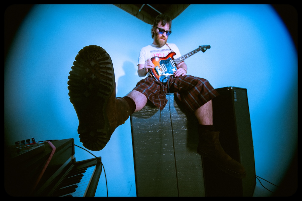 Chet Faker artista australiarra, 'A Love for Strangers' diskorako sustapen irudietako batean. SARAH EISEMAN