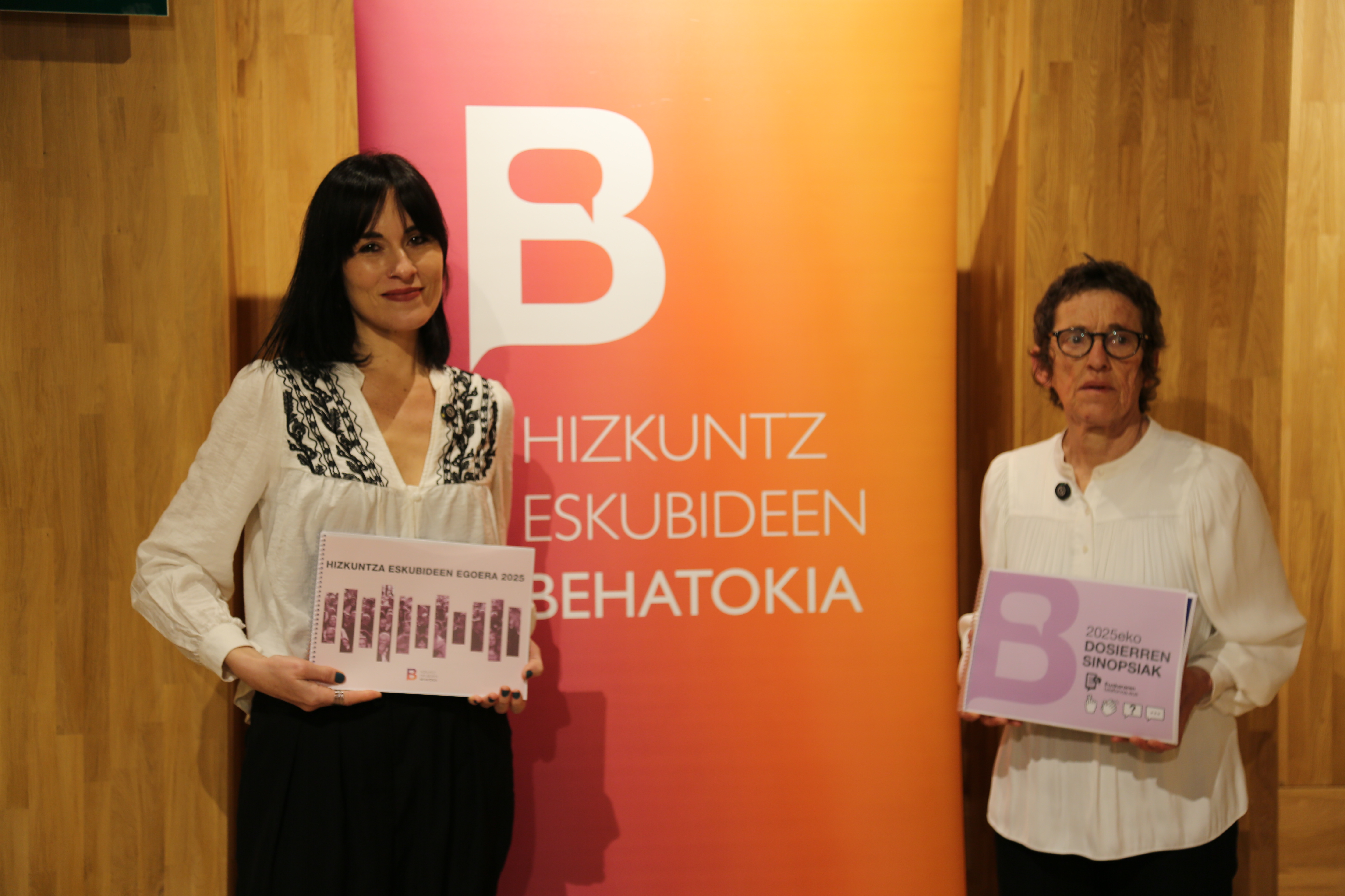 Agurne Gaubeka eta Garbiñe Petriati teknikariak, txostena eskuetan dutela. HIZKUNTZ ESKUBIDEEN BEHATOKIA