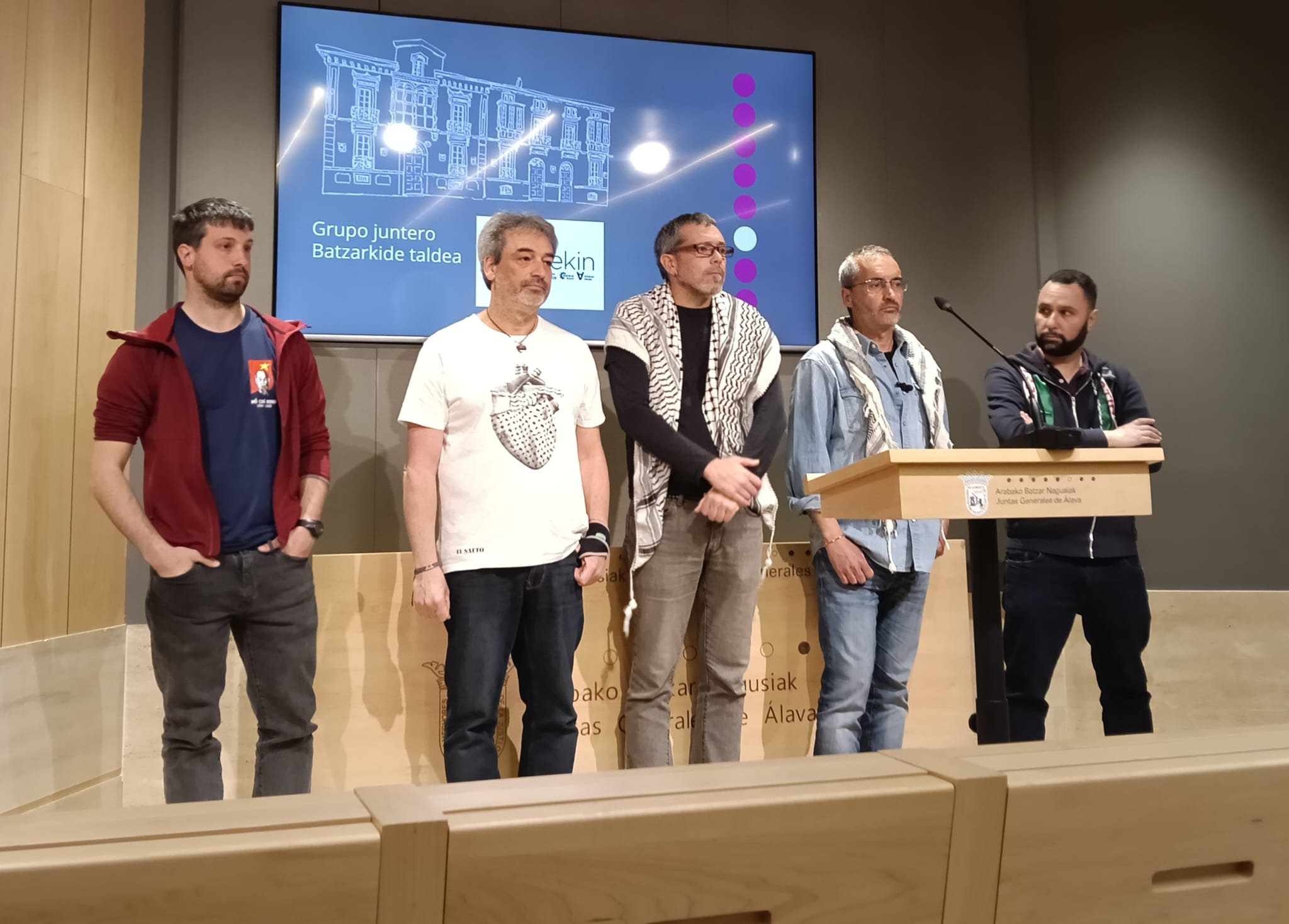 Xabier Valdor EH Bilduko batzarkidea, Alberto Villareal Osagileak Genozidioaren Kontra taldekoa, Koldo Alzola BDZko bozeramailea, eta David Rodriguez eta Jose Damian Garcia-Moreno Elkarrekin-eko batzarkideak, Arabako Batzar Nagusietan egindako agerraldian.