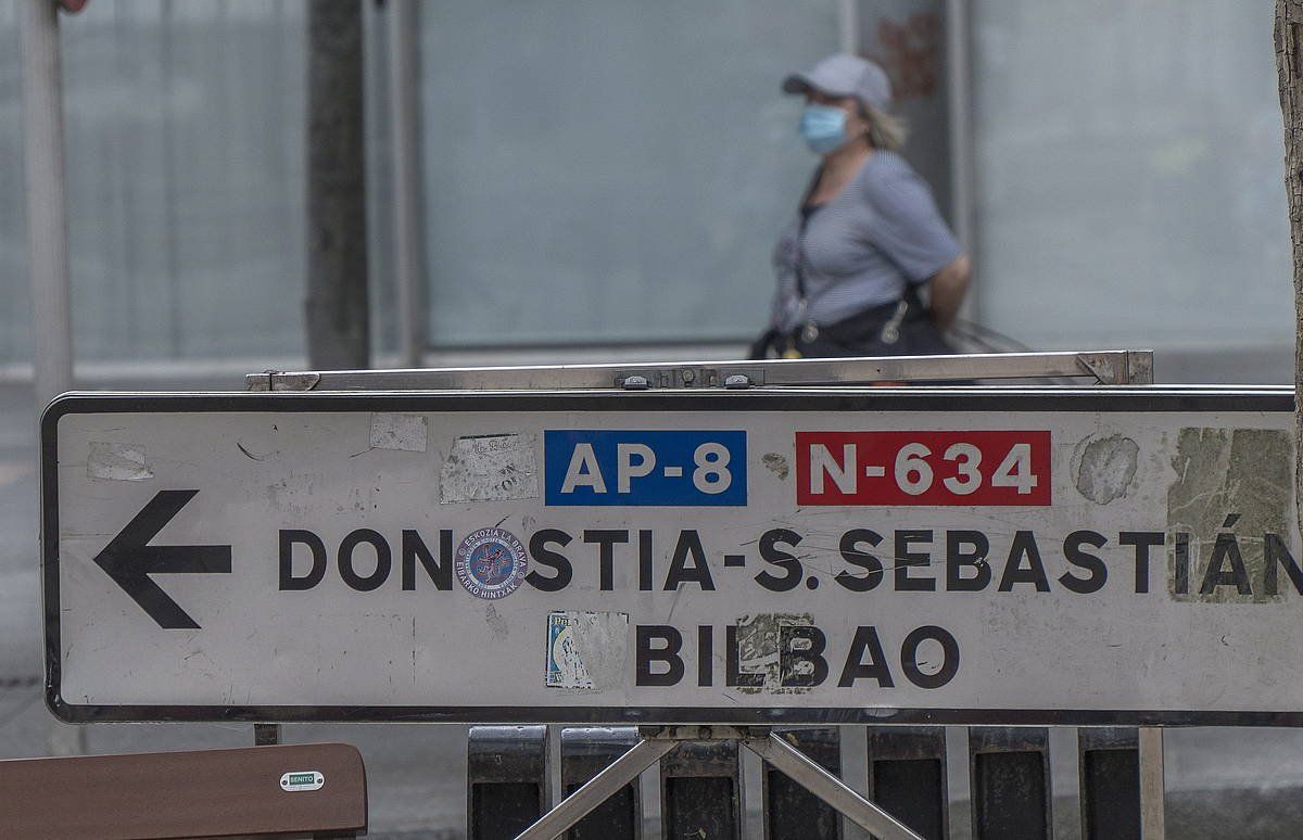 Errepideko kartel bat, Eibarren. ANDONI CANELLADA, FOKU