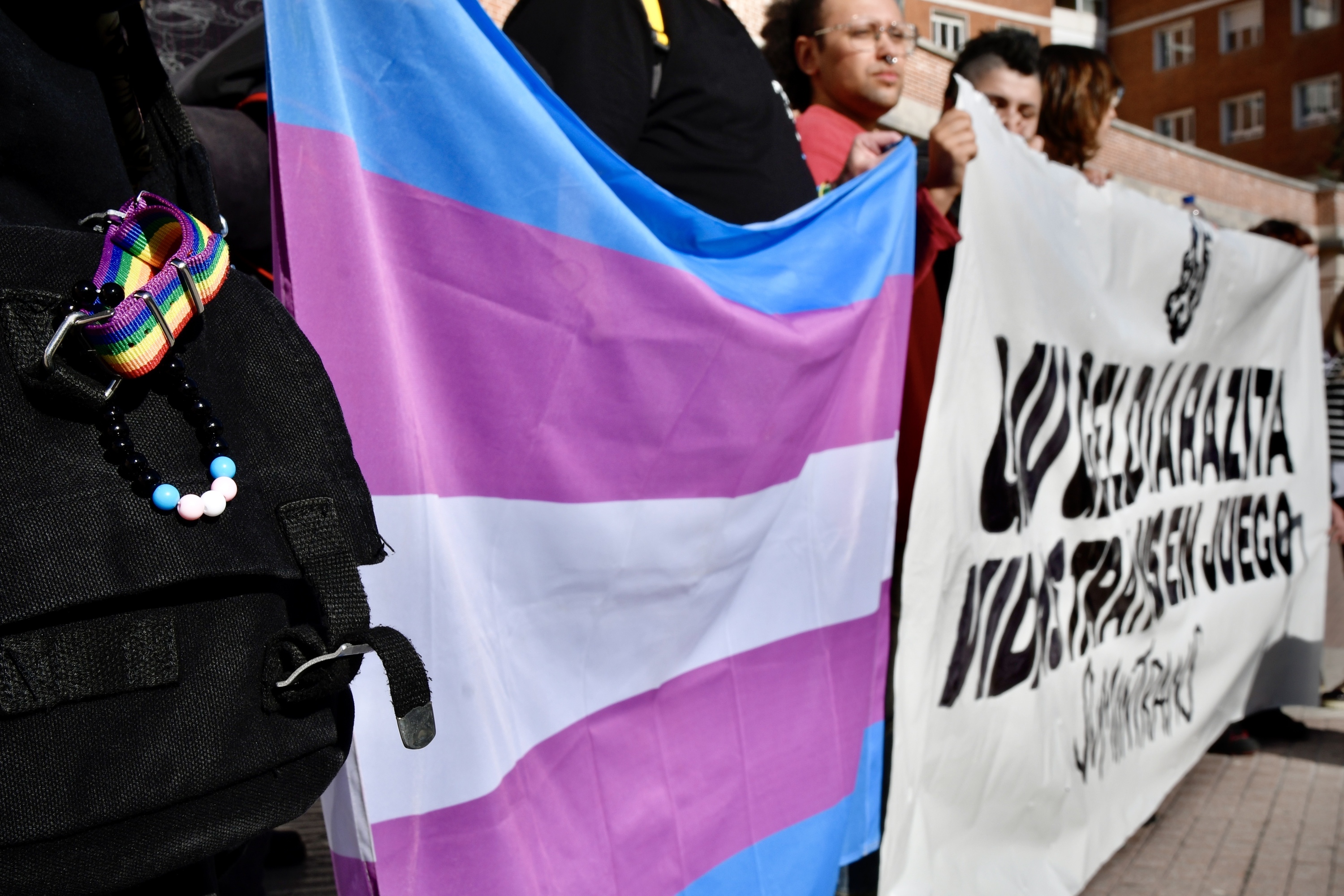 Sumin Trans elkarteak Gurutzetako ospitalearen aurrean egindako elkarretaratze bat, Bilbon, otsailean. MIKEL MARTINEZ DE TRESPUENTES / FOKU