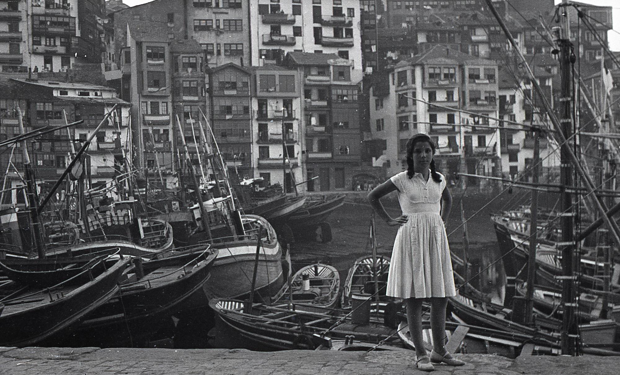'Non ote zaude' erakusketako protagonista Bermeoko portuan, 1955eko udan. HIBAI AGORRIAK UTZITAKOA