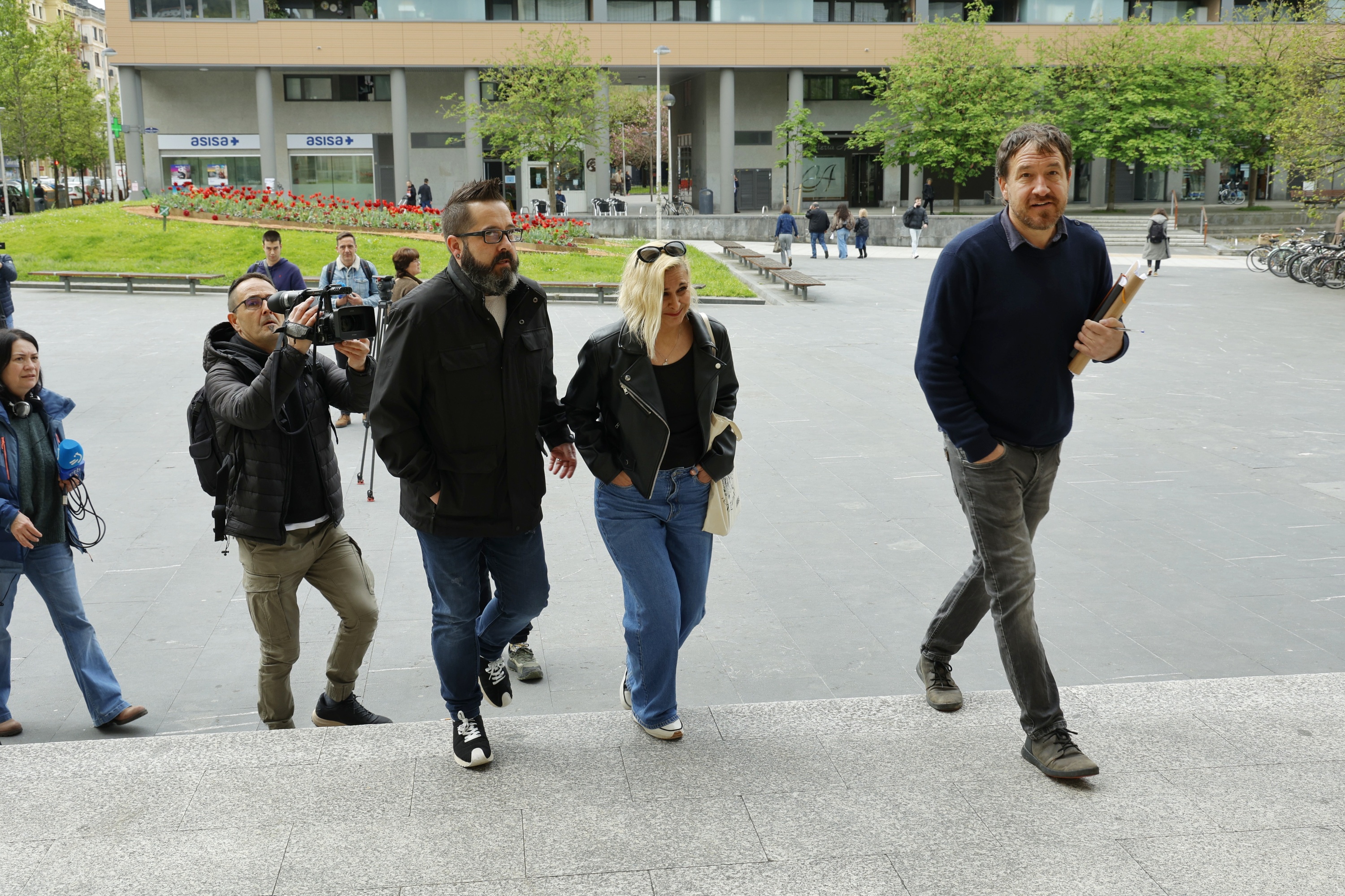 Novoa, Zabarte eta Sarriegi abokatua, Donostiako epaitegira sartzen, artxiboko argazki batean. MAIALEN ANDRES / FOKU