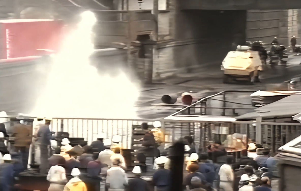 Langileen eta polizien arteko borrokak, 'La Batalla del Euskalduna' dokumentaleko fotograma batean. Zikloaren barruan proiektatuko dute filmaren zaharberrituriko bertsioa. IÑAKI CORTAZAR ETA IÑAKI MARKIEGI