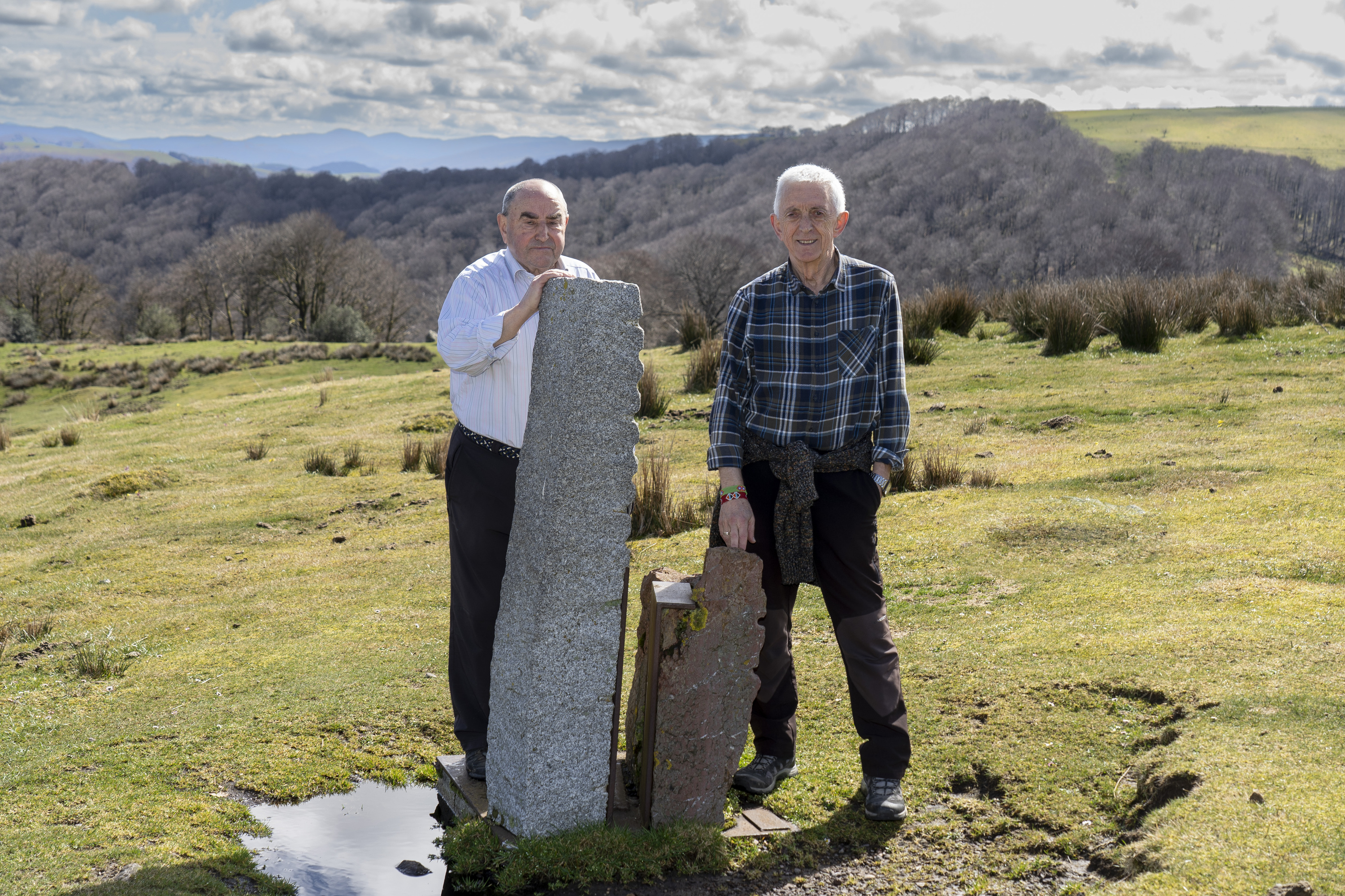 Enrique Gesalaga eta Josu Ibargutxi, Oriol Soleren omenezko monolitoan, Atalozti mendian. IÑIGO URIZ / FOKU