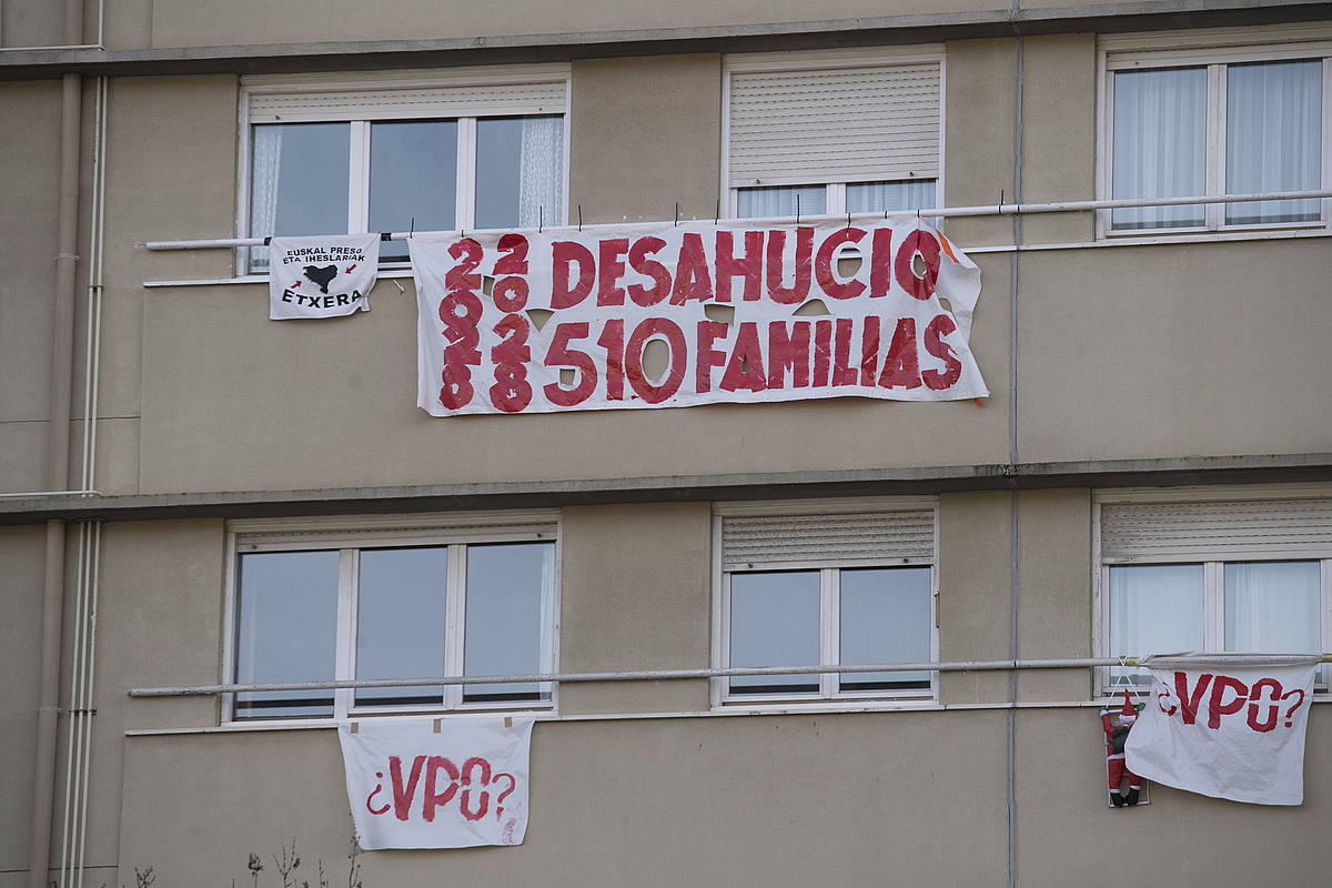 Pankarta bat Bentaberriko etxebizitza batean, artxiboko irudi batean. JUAN CARLOS RUIZ / FOKU