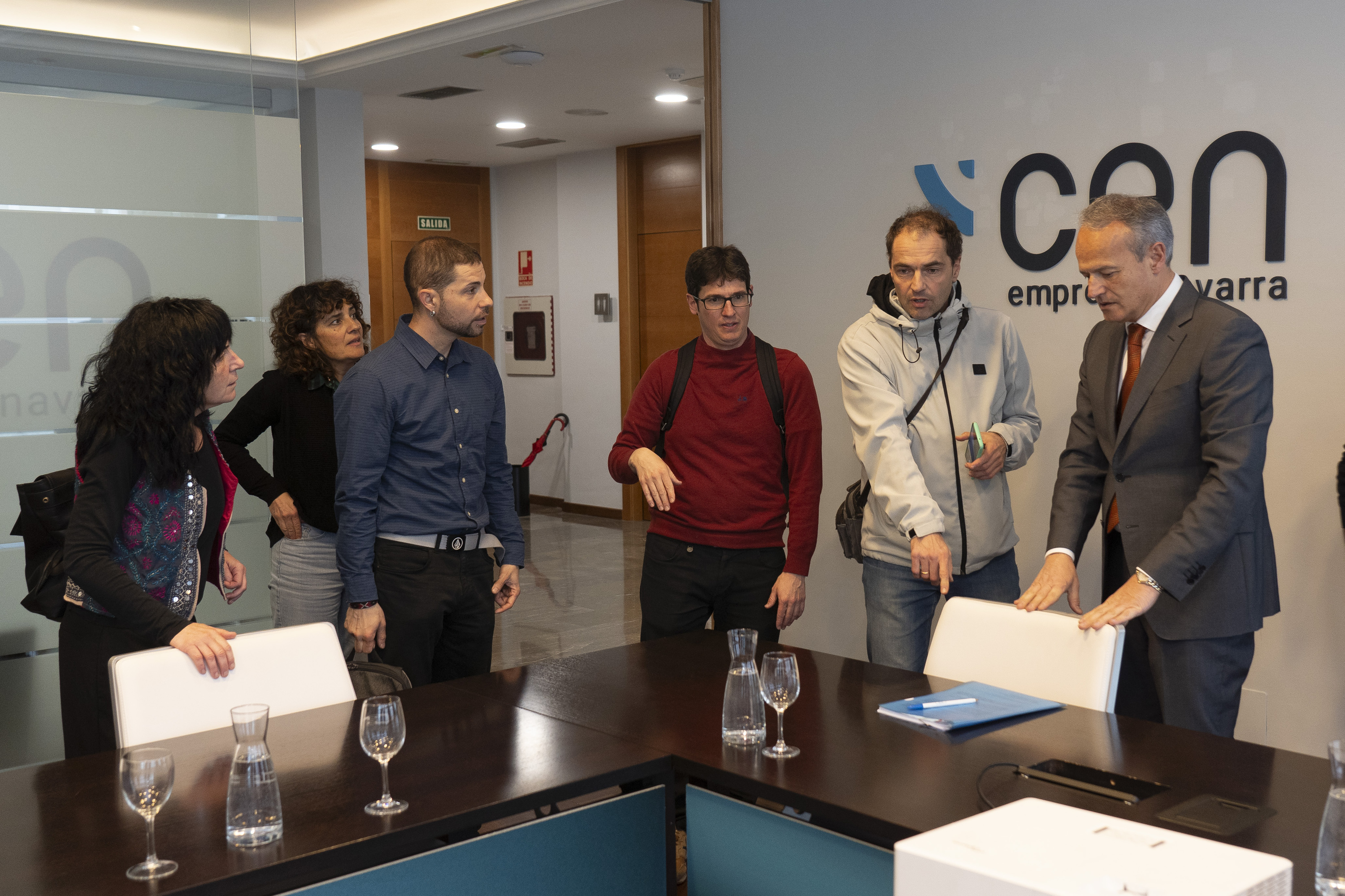 CEN patronalaren elkarteko kideak, ELA eta LAB sindikatuetakoekin, martxoaren 11n. IÑIGO URIZ / FOKU