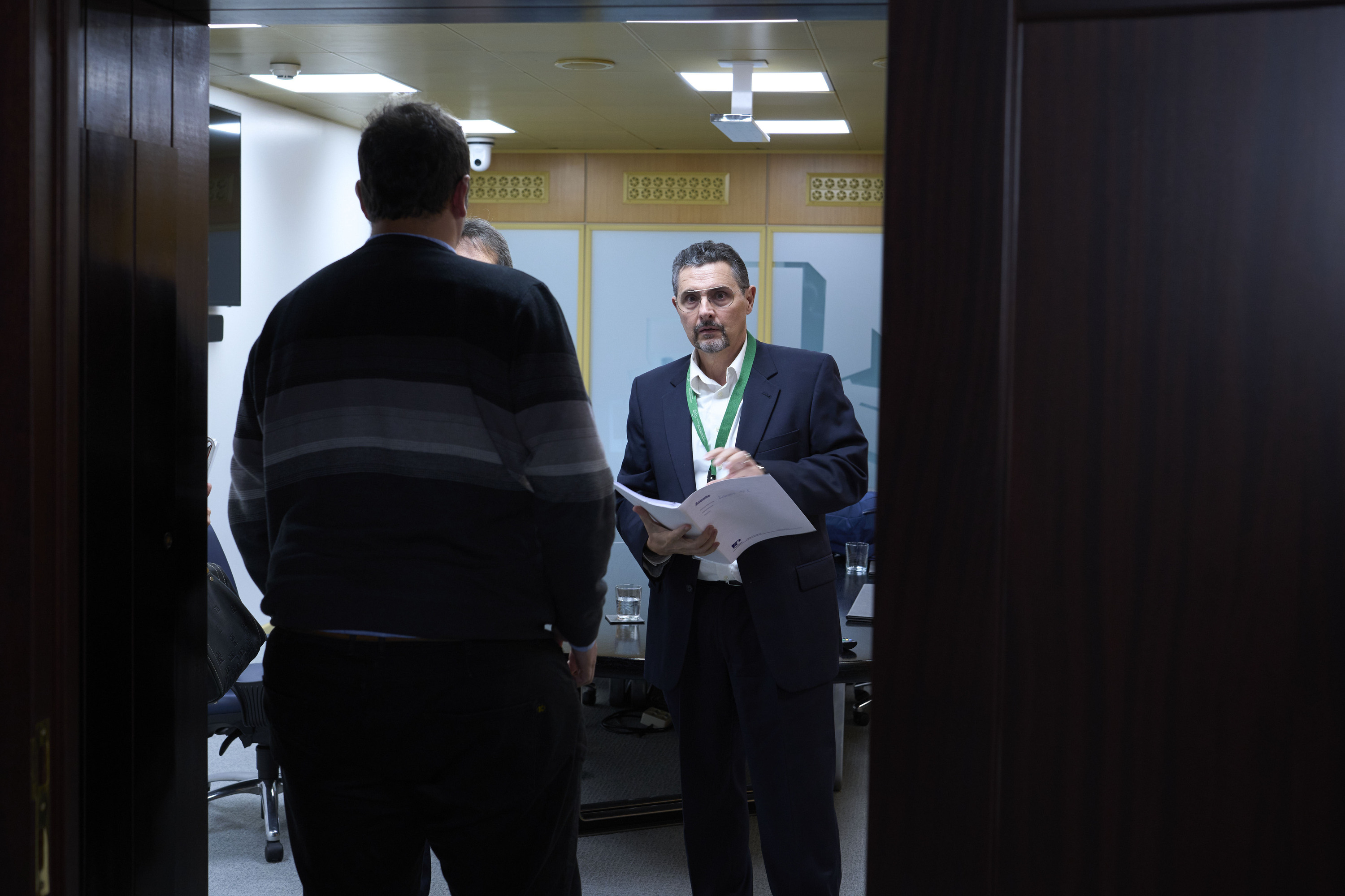 Petronorreko Xavier Fava Ibañez, Eusko Legebiltzarreko batzordera sartu aurretik. ADRIAN RUIZ HERRERO / EFE