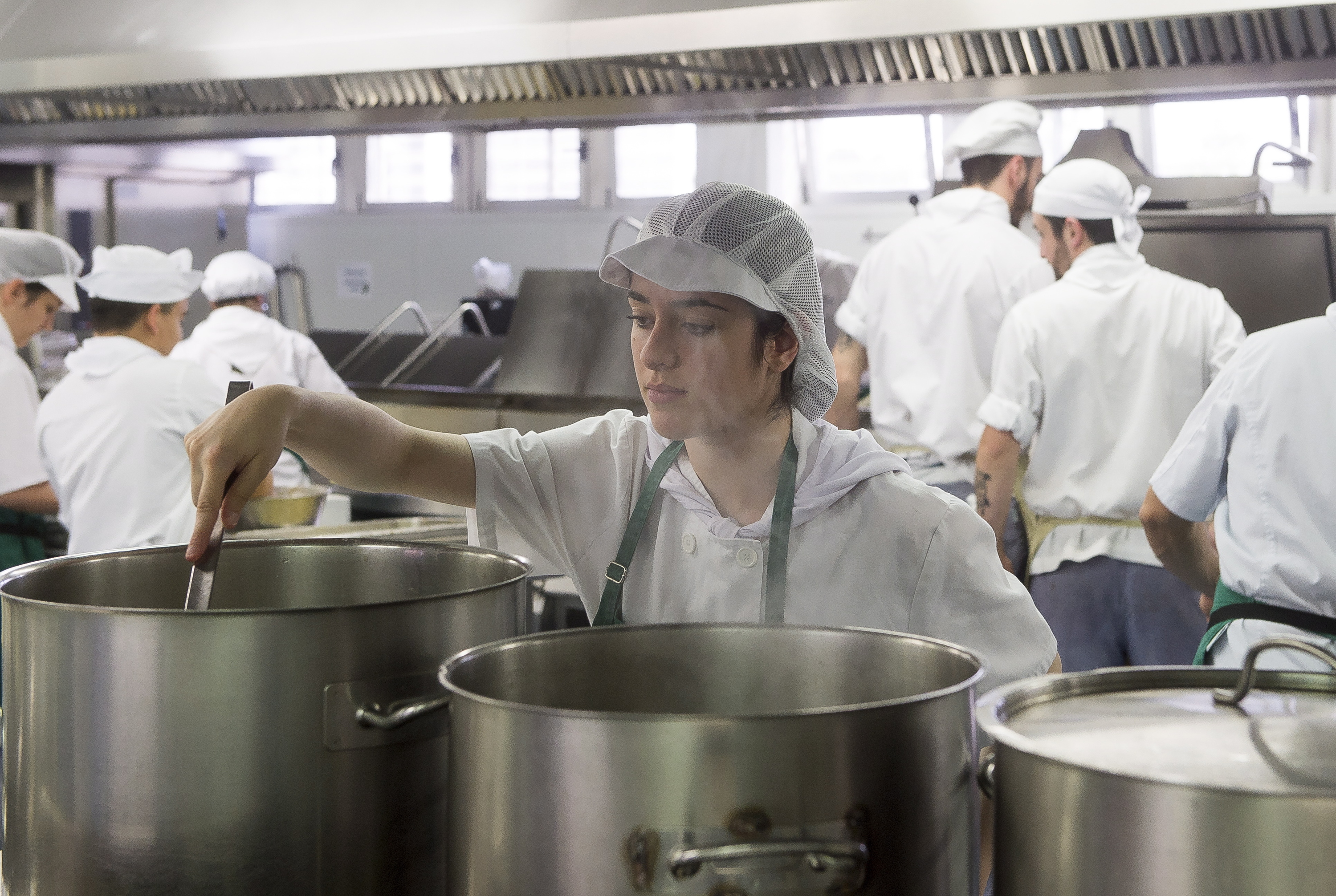 Leioako Ostalaritza Eskolako ikasleak, artxiboko irudi batean. LUIS JAUREGIALTZO / FOKU