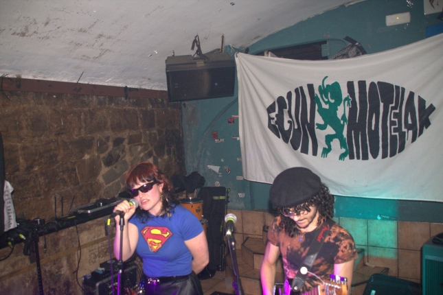 (ID_17743649132285) Adur taldea Aitzina tabernan. Egilea: Gorka Intxausti Aranguren (ID_17743649132285) Adur taldea Aitzina tabernan. Egilea: Gorka Intxausti Aranguren