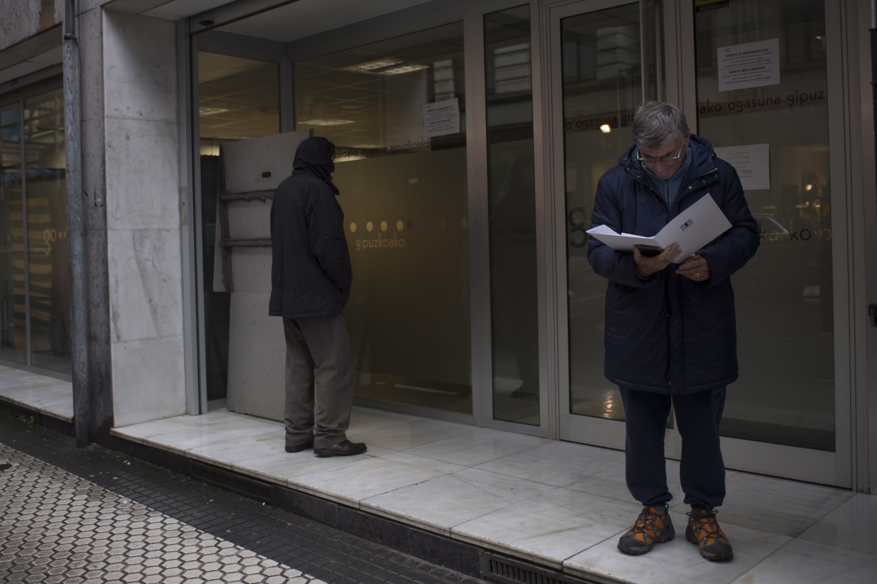 Herritar batzuk Gipuzkoako Ogasunaren bulego batean, errenta aitorpena egiteko zain. JUAN CARLOS RUIZ / FOKU