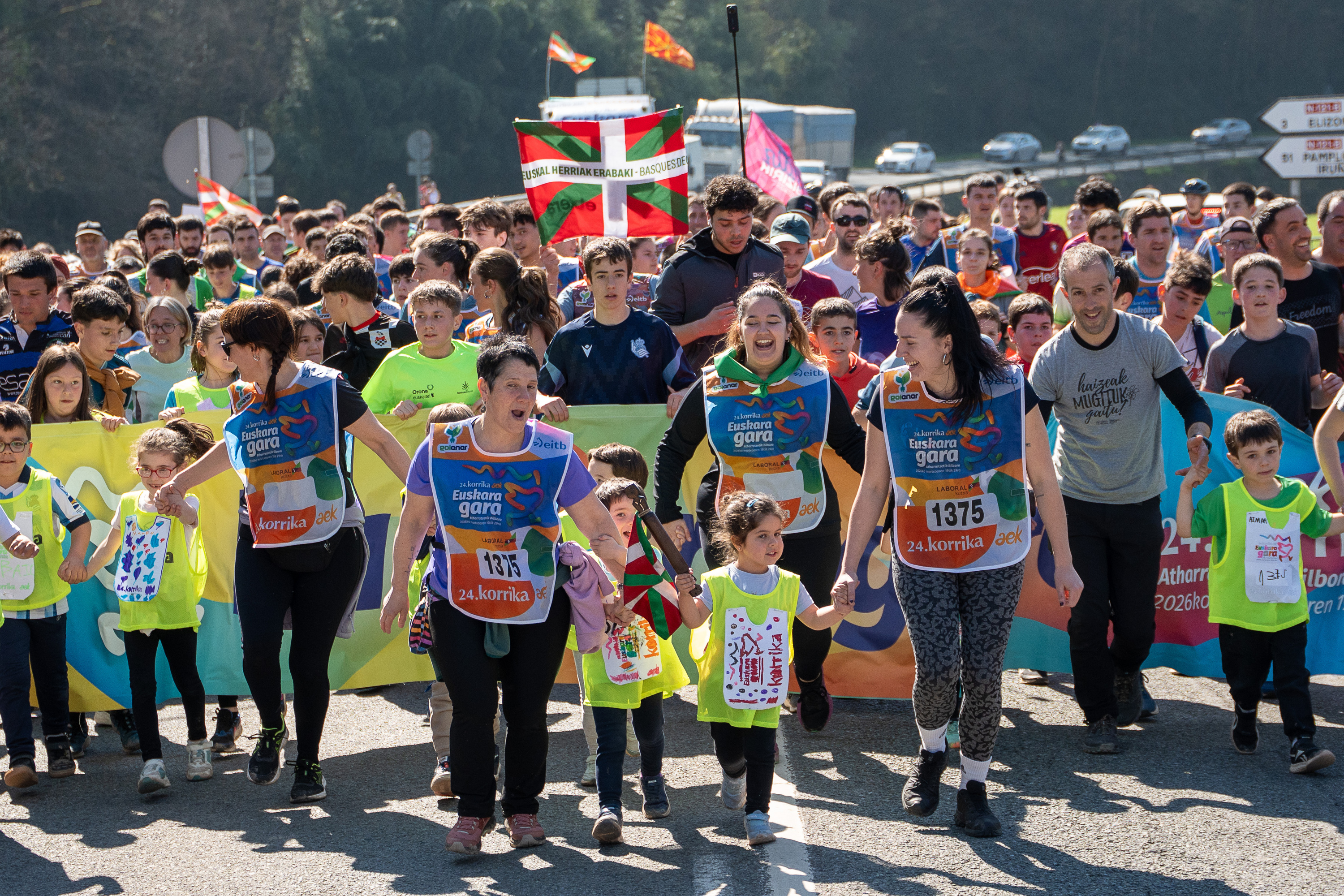 Ikasleak eta irakasleak korrika. AITOR KARASATORRE / FOKU