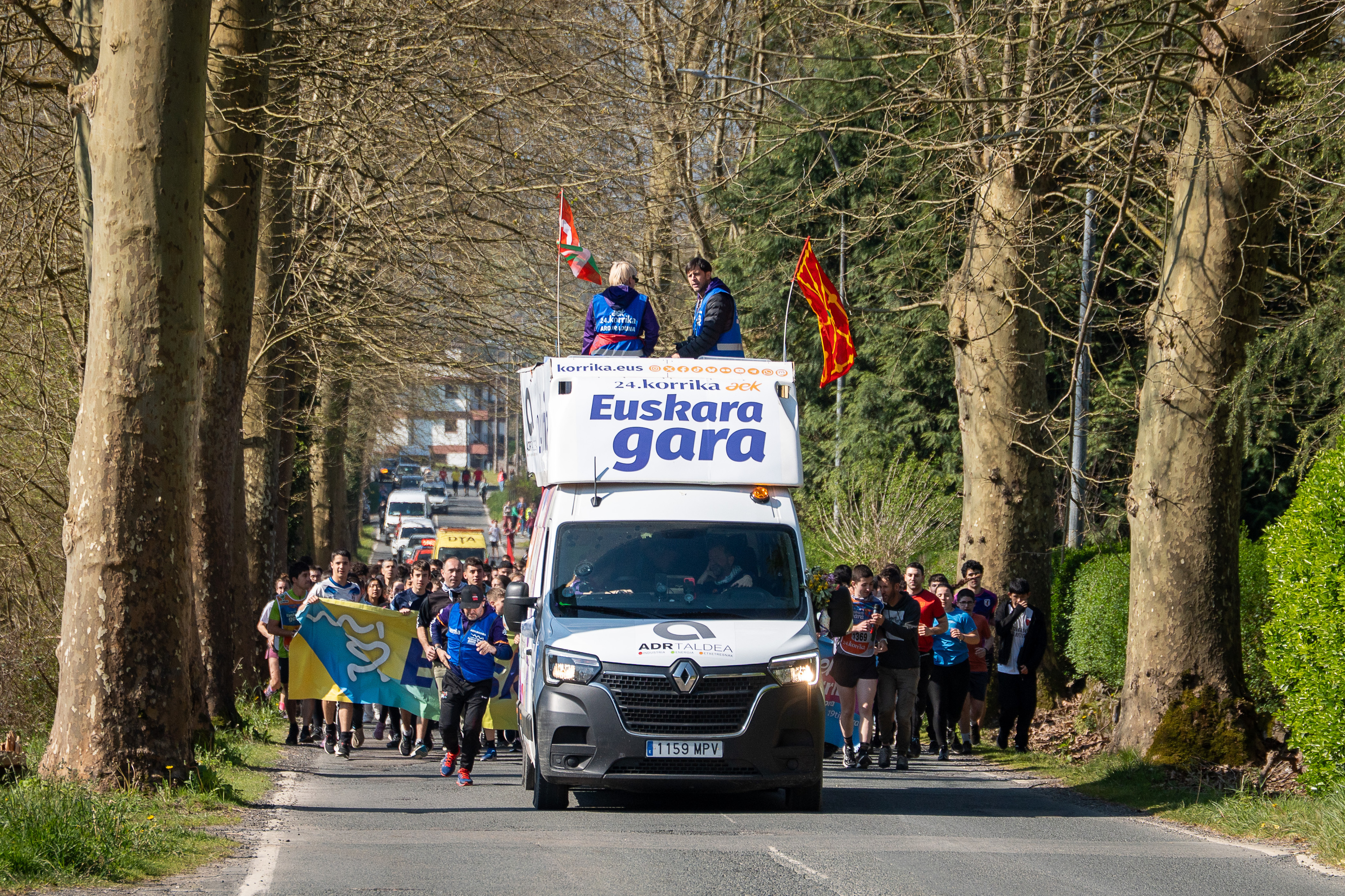 Korrikalariak furgonetaren atzean, Elizondon. AITOR KARASATORRE / FOKU