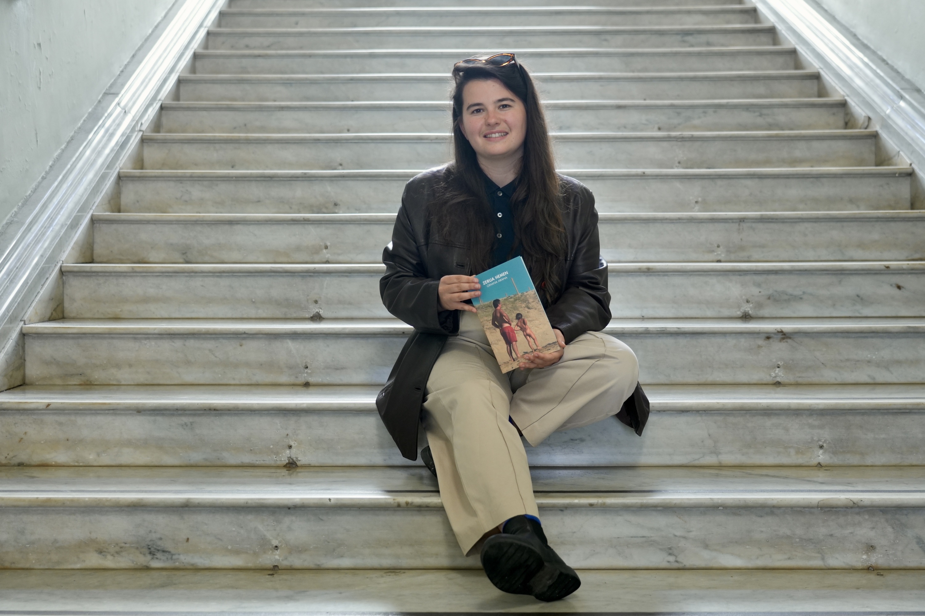 Oihana Arana, 'Zerua hemen' poema liburua eskuetan duela, gaur, Donostian. ANDONI CANELLADA / FOKU