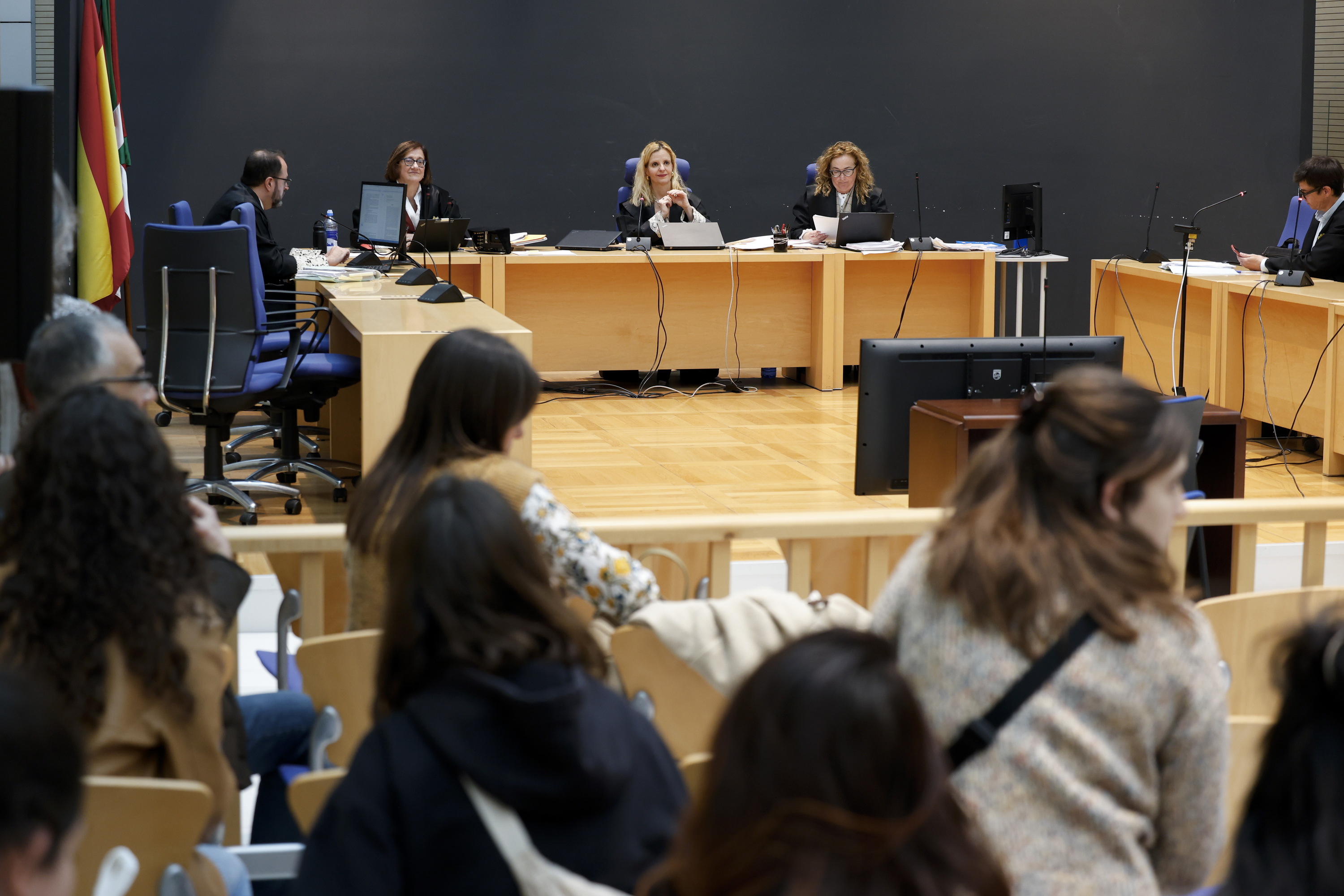 Irungo ikastetxe bateko irakaslearen aurkako epaiketa, gaur, Donostian. EFE