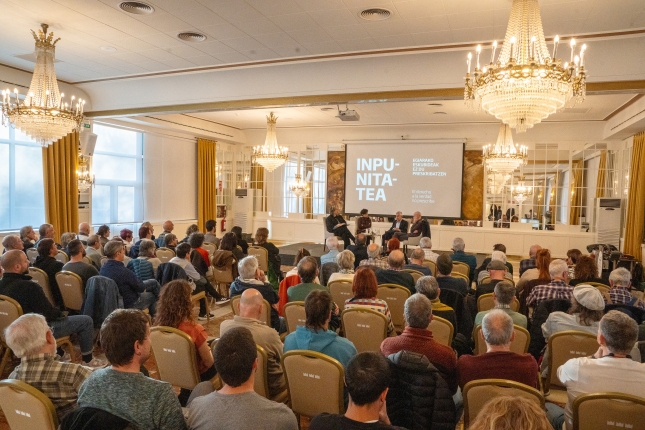 Tres Reyes hoteleko aretoa bete egin da, mahai-inguruan. AITOR KARASATORRE / FOKU