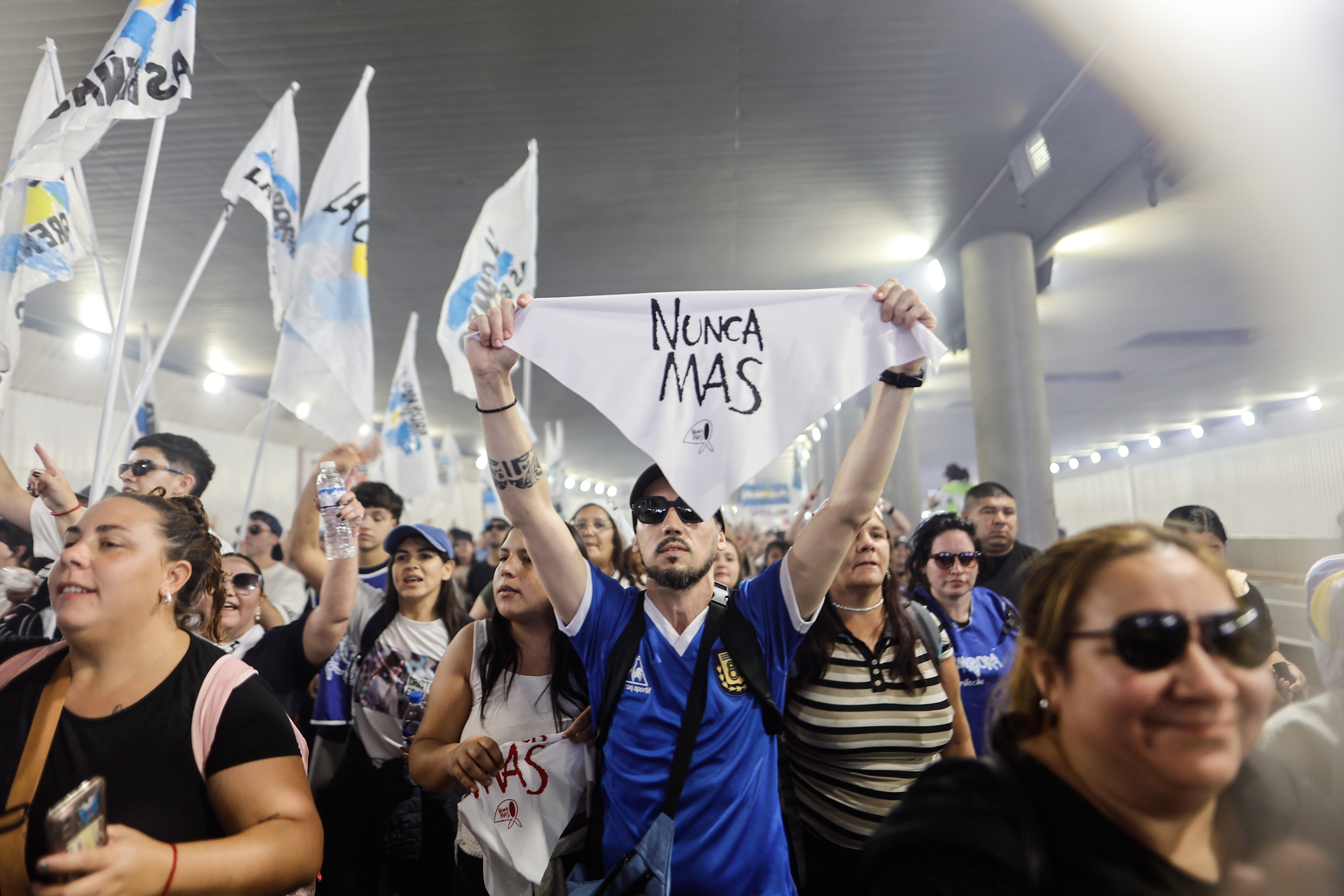 Diktadura militarraren aurkako mobilizazio bat Buenos Airesen, atzo. JUAN IGNACIO RONCORONI / EFE