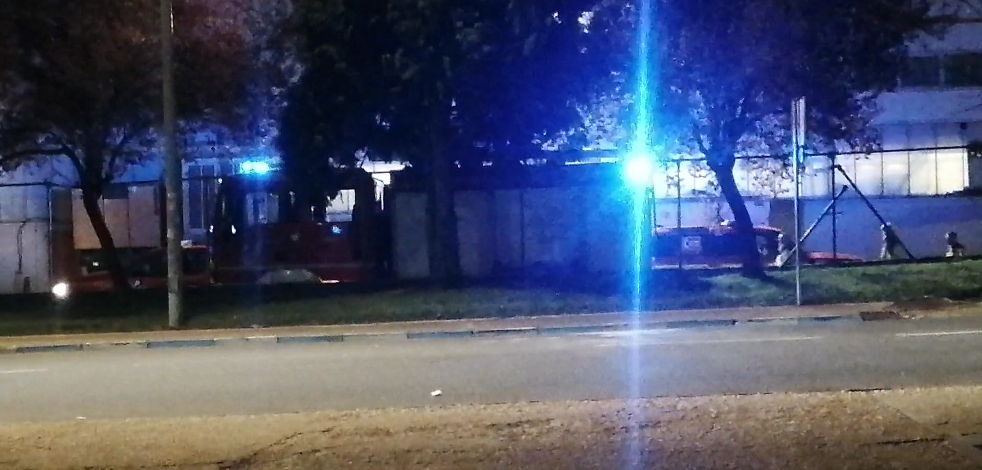 Larrialdi zerbitzuak, atzo arratsaldean, istripua izan zen tokian. EUSKADIKO SUHILTZAILEAK