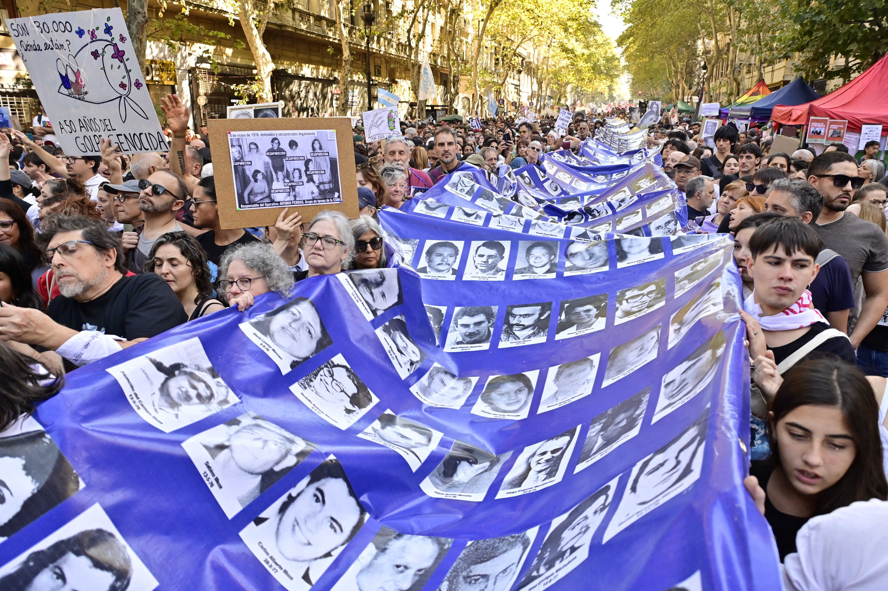 Diktadura militarraren aurkako mobilizazioa Buenos Airesen, atzo. MATIAS CAMPAYA  / EFE