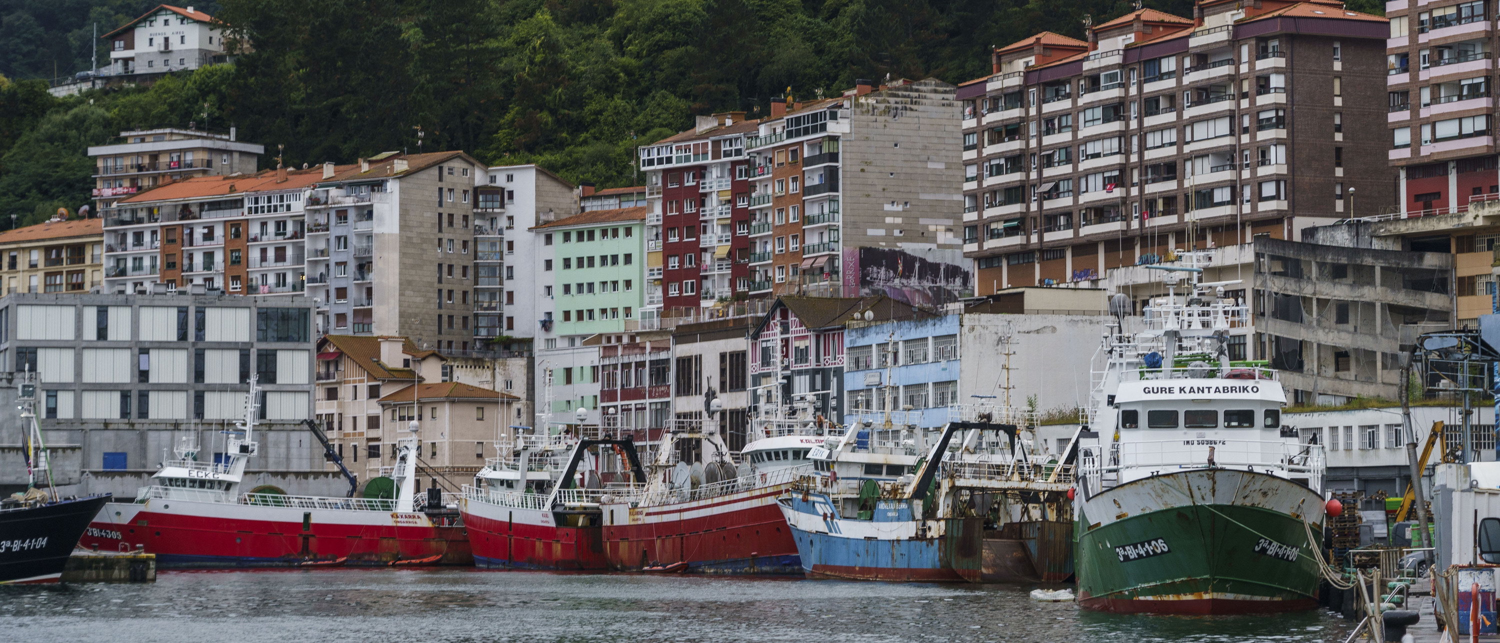Ontzi batzuk Ondarroako portuan, artxiboko irudi batean. JON URBE / FOKU