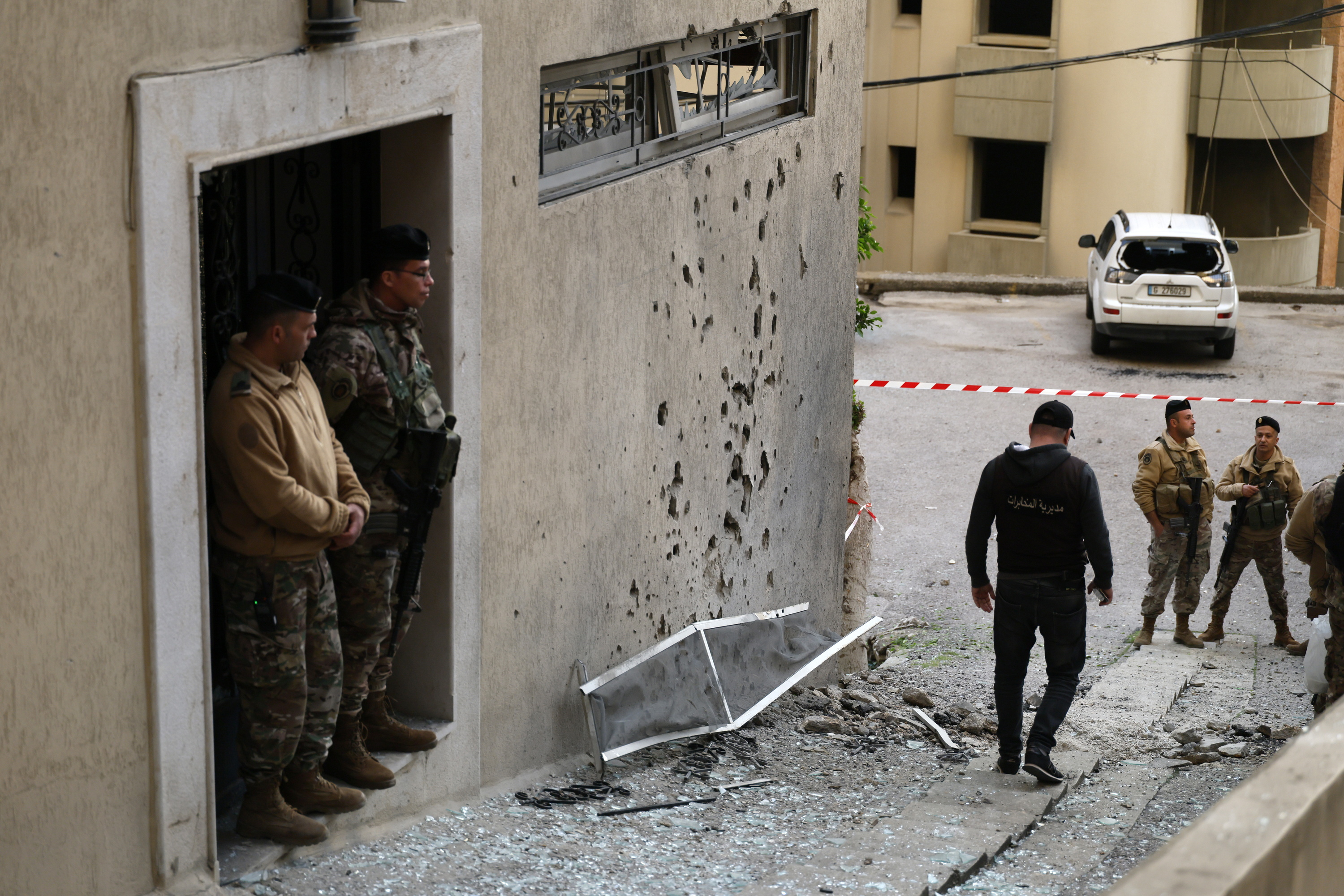 Libanoko armadako soldadu batzuk, Israelen misil batek jotako eraikin batean. WAEL HAMZEH / EFE