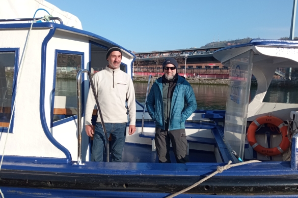 Enrique Fernandez eta Javier Martinez gasolino ontzian, Bilboko Itsasmuseumen dikeetan. AMAIA IGARTUA ARISTONDO