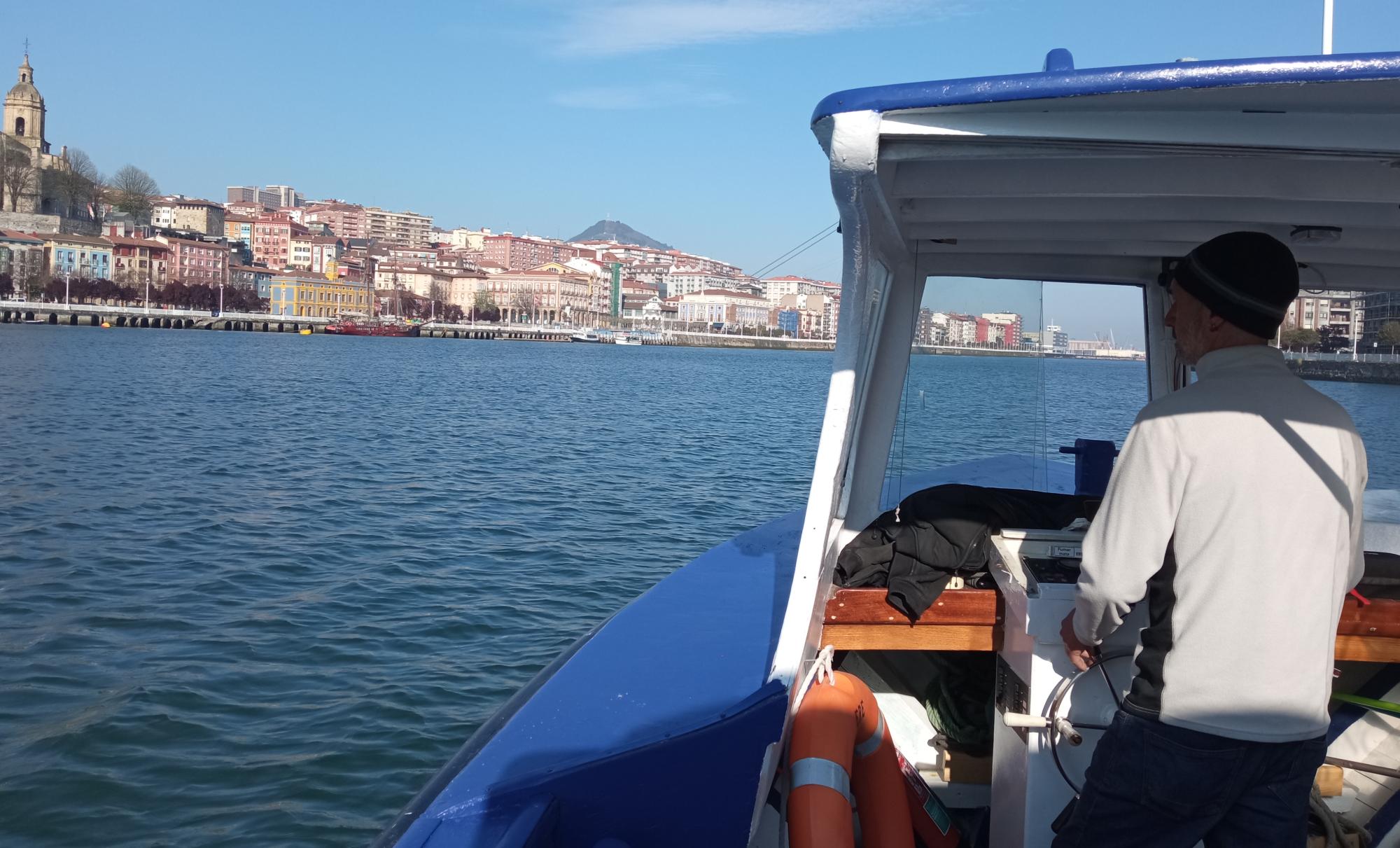 'Gasolinoa' Portugaletera heltzen. Enrique Fernandez doa gidari. AMAIA IGARTUA ARISTONDO