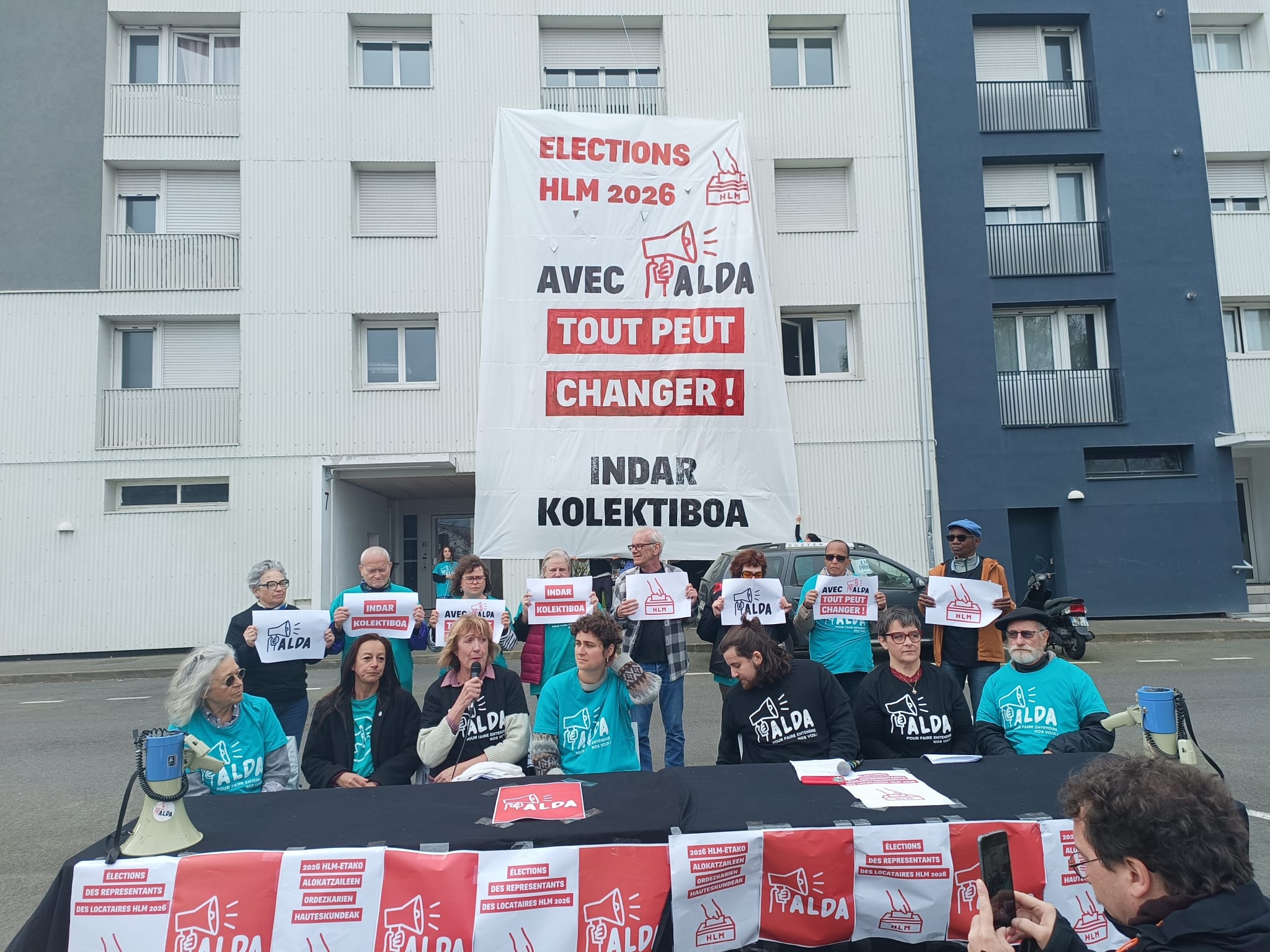 Aldako militanteak, goizean, HLMetako alokatzaileen hauteskundeen kanpaina abiatzeko prentsaurrekoan. BERRIA