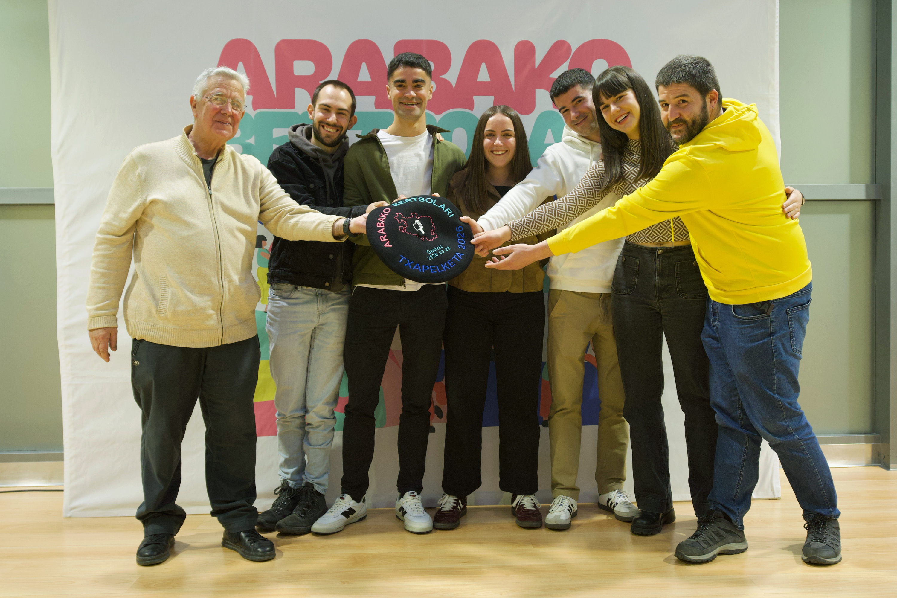 Finalistak, irabazleari txapela jantziko dion Martxoak 3 elkarteko Santiago Diaz de Espadarekin (ezkerrean), finalaren aurkezpenean. ENDIKA PORTILLO / FOKU
