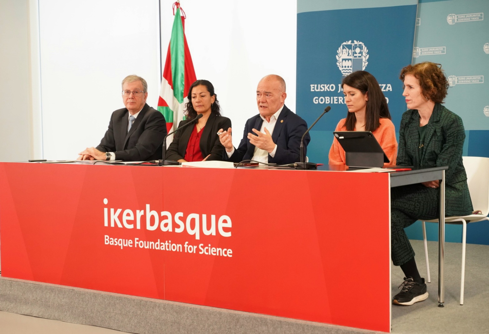 Ikerbasqueren arduradun eta ikertzaileak, 2025eko balantzearen aurkezpenean, Bilbon. IREKIA