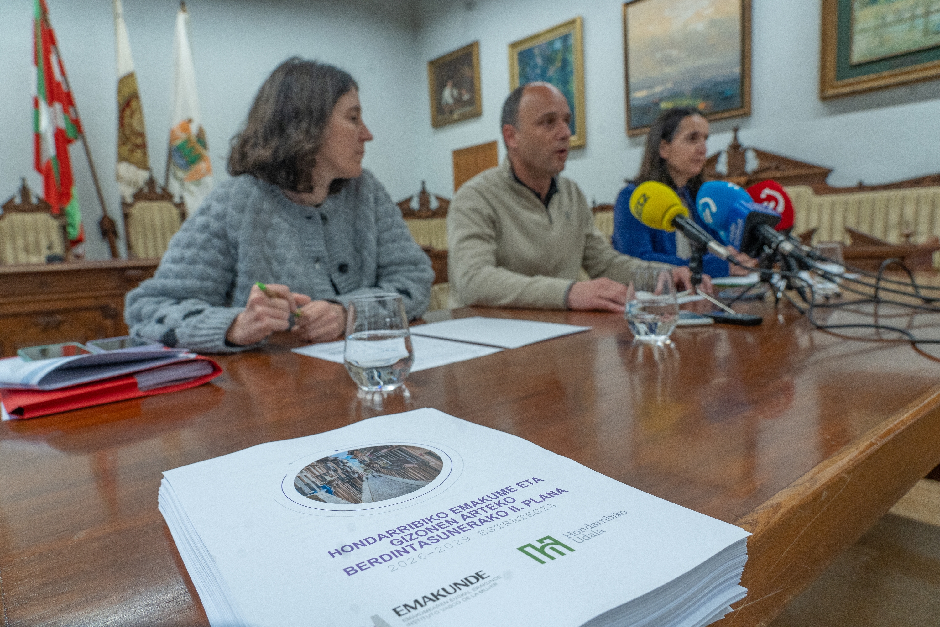 Estitxu Urtizberea, Igor Enparan eta Garoa Lekuona, gaurko aurkezpenean. ANDONI CANELLADA / FOKU