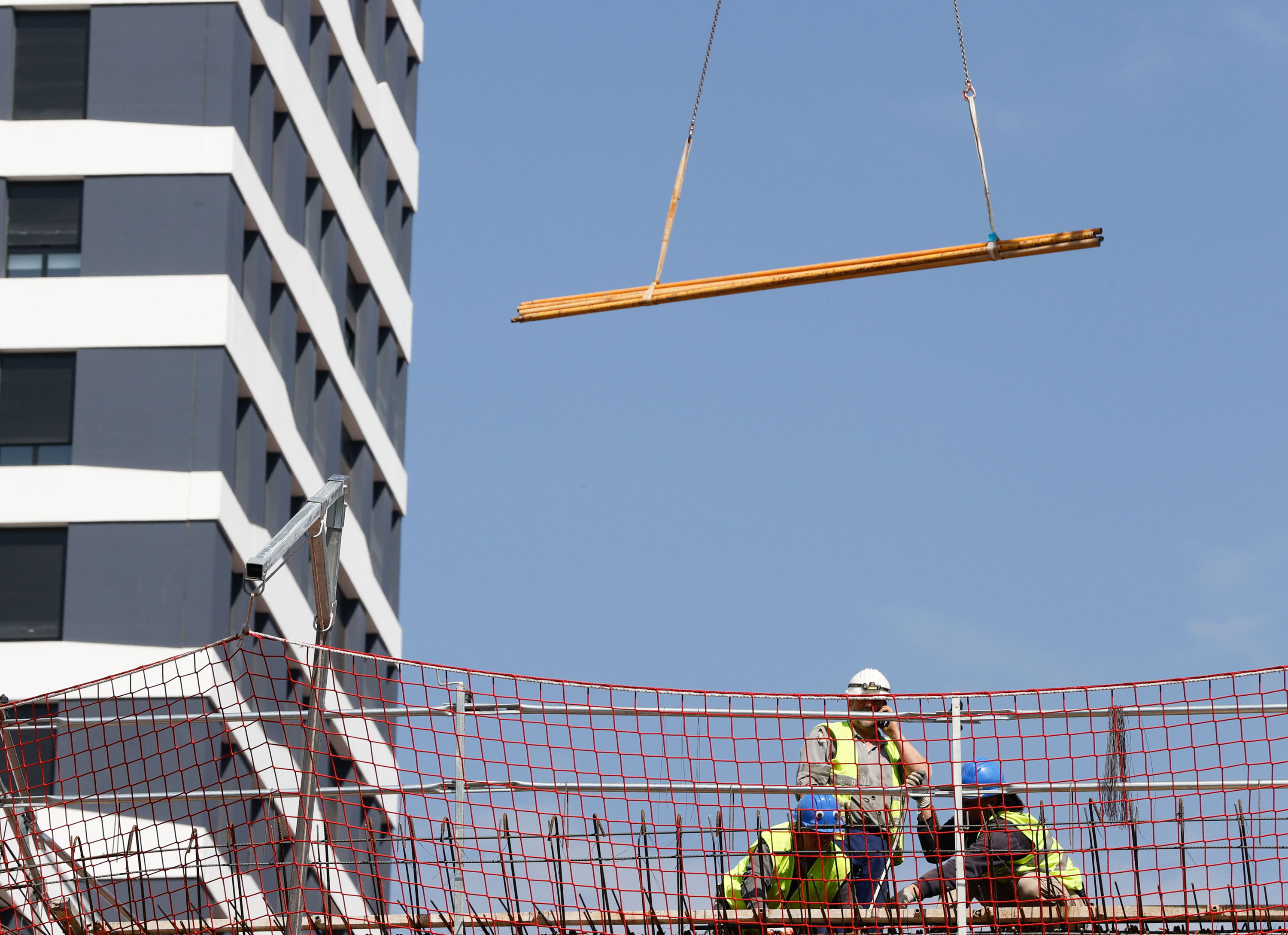 Hiru igeltsero lanean, Bilboko Garellanoko dorreetan. LUIS TEJIDO / EFE