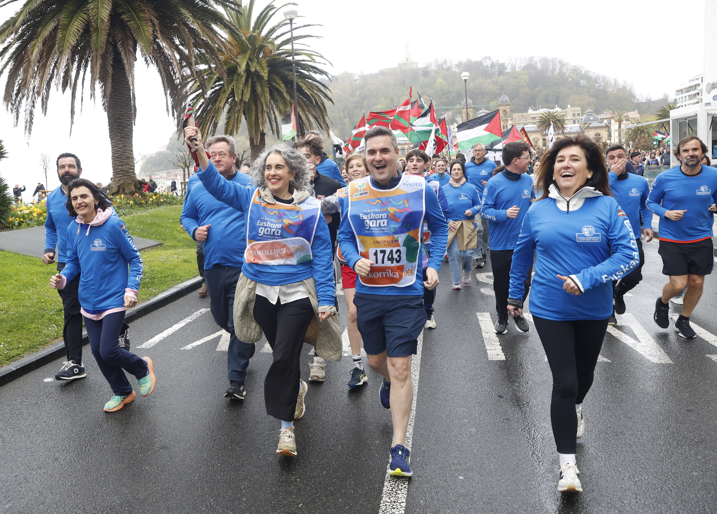 Ibone Bengoetxea Jaurlaritzako lehendakariordea lekukoarekin, ondoan Nerea Melgosa, Bingen Zupiria, Mikel Jauregi eta Amaia Barredo sailburuak dituela, Donostian. JUAN HERRERO / EFE