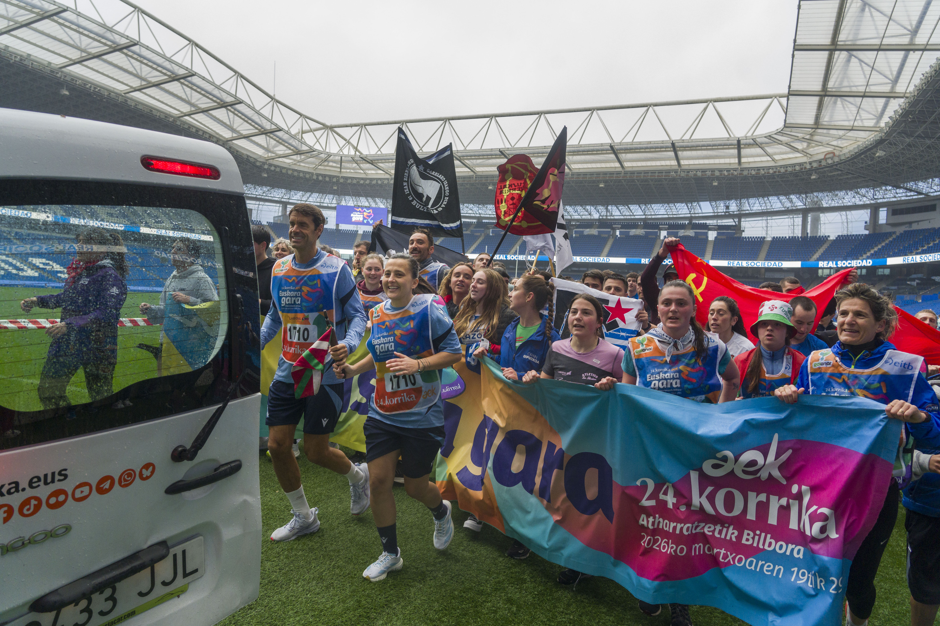 Xabi Prieto eta Aintzane Encinas Realeko jokalari ohiak lekukoa eramaten, Anoeta futbol zelaian. JON URBE / FOKU