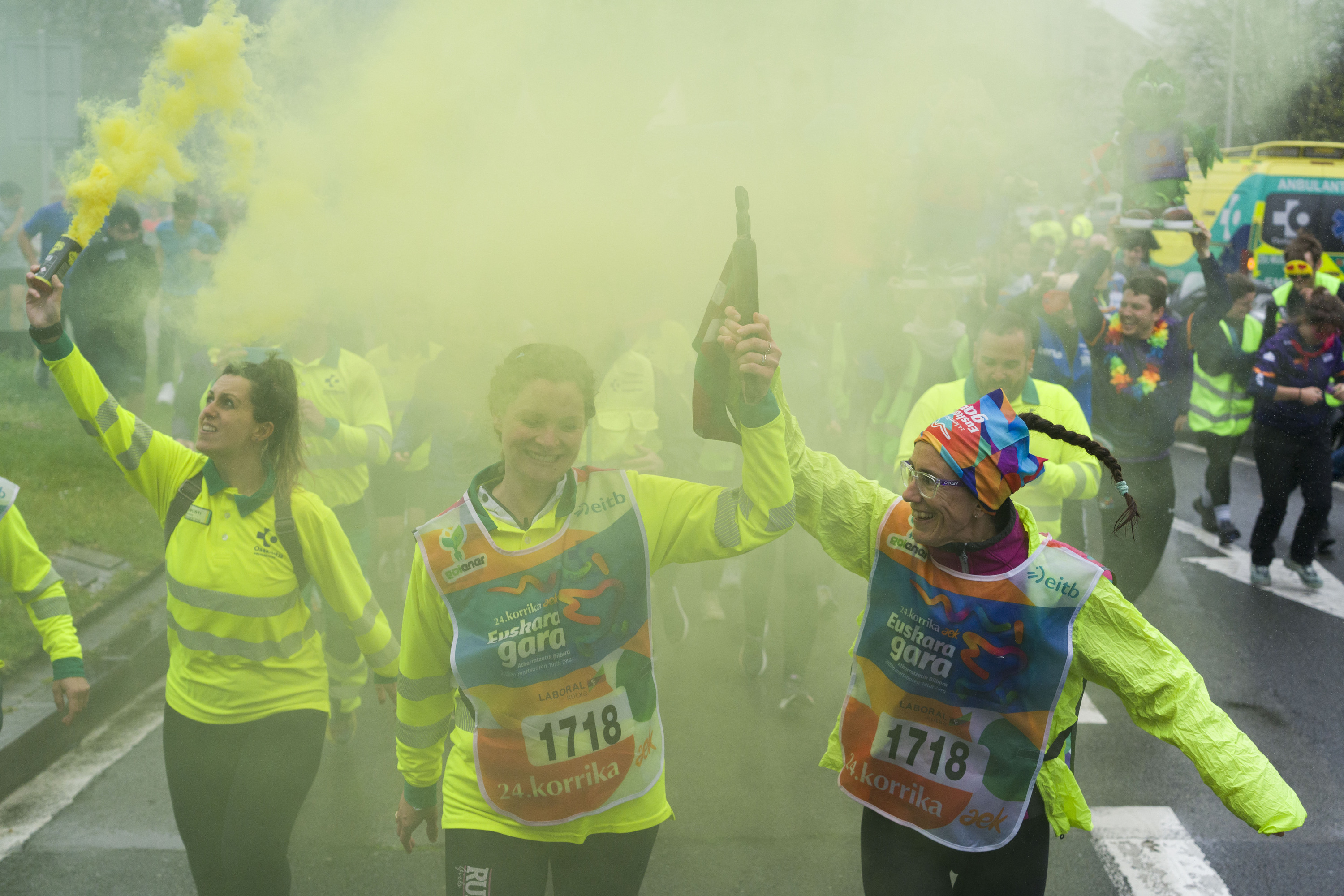 Osakidetzako langile batzuek ke pote horiak zabaldu dituzte lekukoa hartzean. JON URBE / FOKU