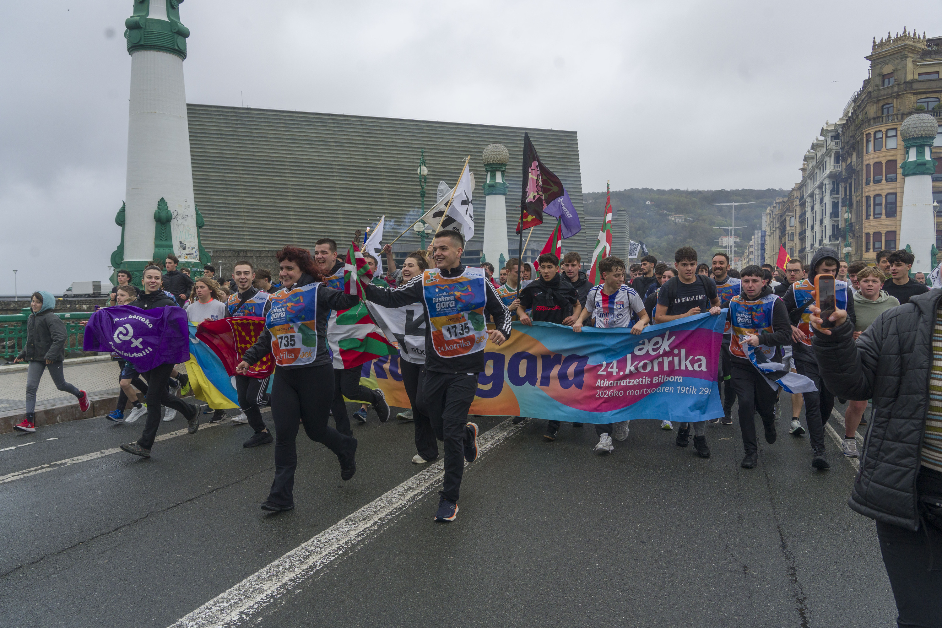 Hiriburuetan bosgarrena izan da Donostia, eta espero bezala, jendetza bat izan du lekukoak atzean. JON URBE / FOKU