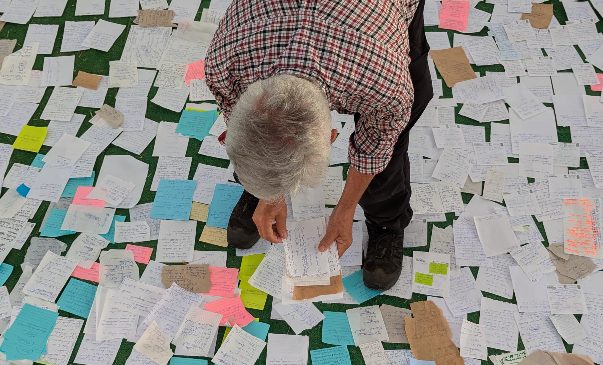 Josetxo Jaio 2024.urtean zehar idatzi zituen oharrak antolatzen 'Desagertzen diren hitzen lexikoa' filmean. IRATXE JAIO