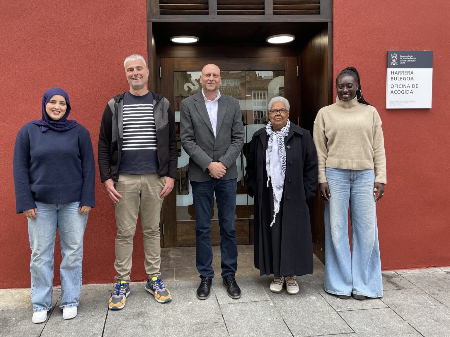 Erdian, ezkerretik eskuinera, Alberto Porras EH Bilduko kidea, Pascual Borja zinegotzia eta Filomena Abrantes Egoiliar Afroamerikarren Elkarteko ordezkaria, bulegoaren aurkezpenean. GASTEIZKO UDALA