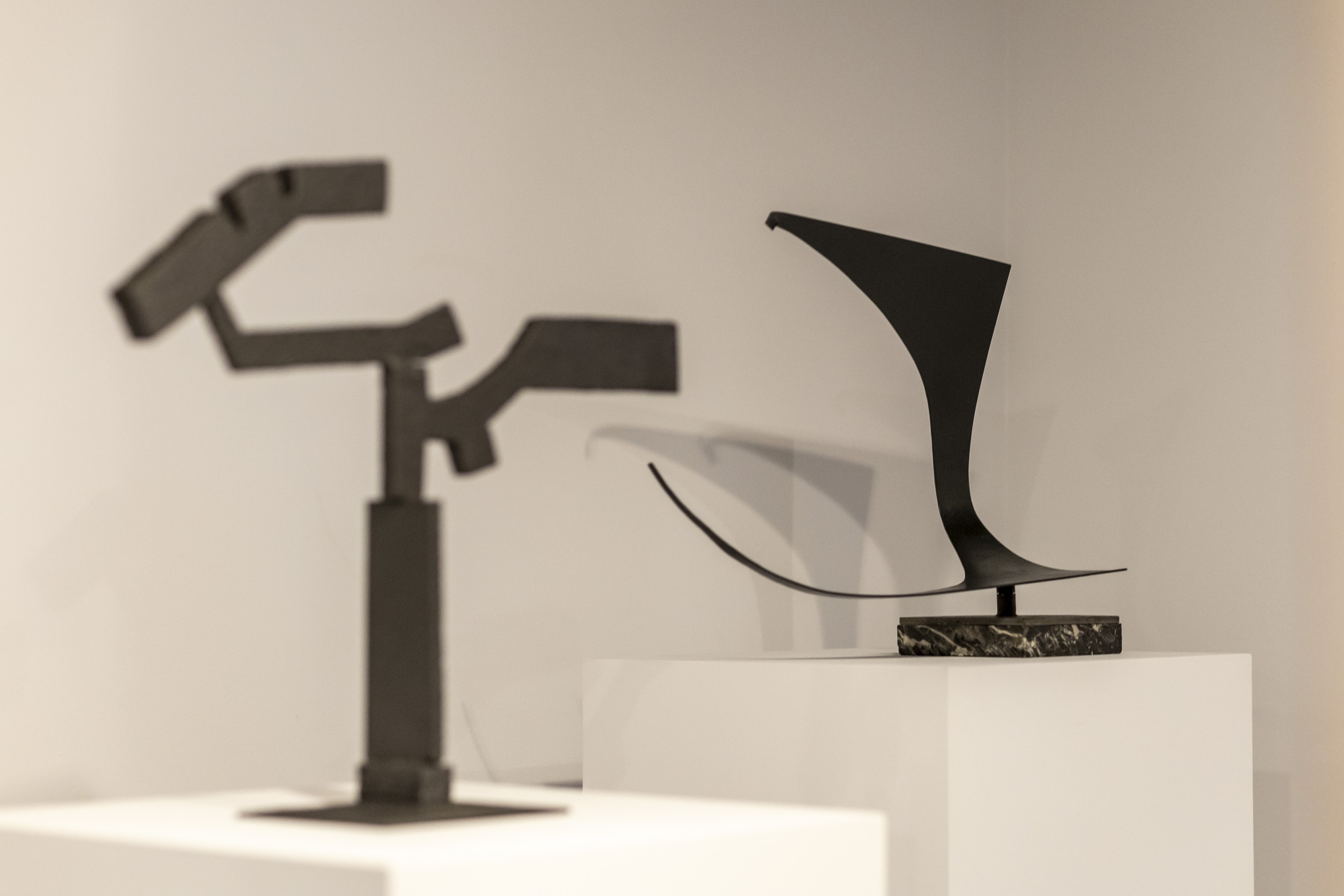 Nestor Basterretxearen 'Zeinua' eskultura, Jorge Oteizaren 'Esekidura hutsa' piezaren ondoan, Altzuzako Oteiza museoan ikusgai jarrita. OTEIZA MUSEOA