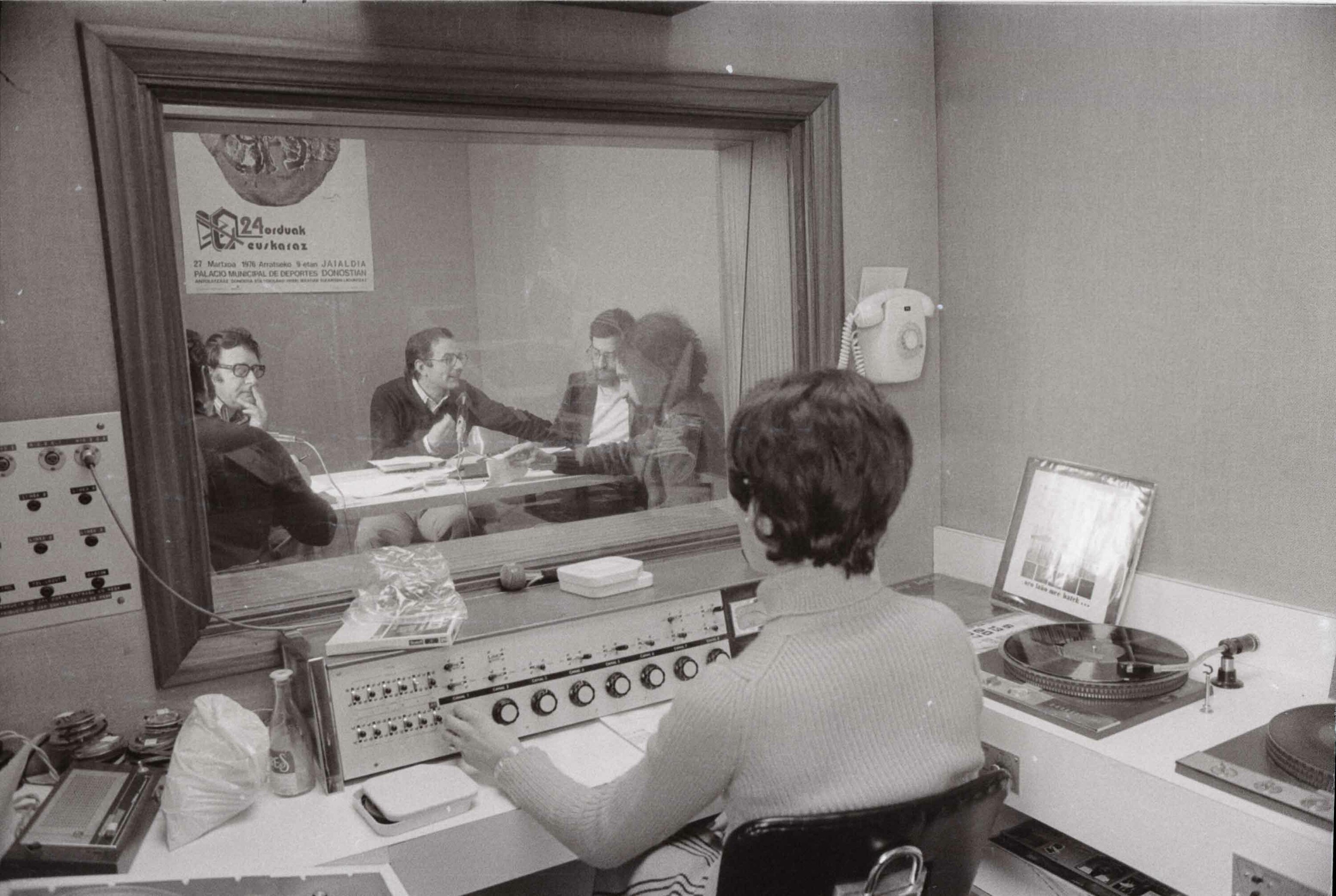 '24 orduak euskaraz' saioaren emisioaren momentu bat, Donostiako Herri Irratiaren egoitzan. ARTURO DELGADO / KOLDO ORDOZGOITI