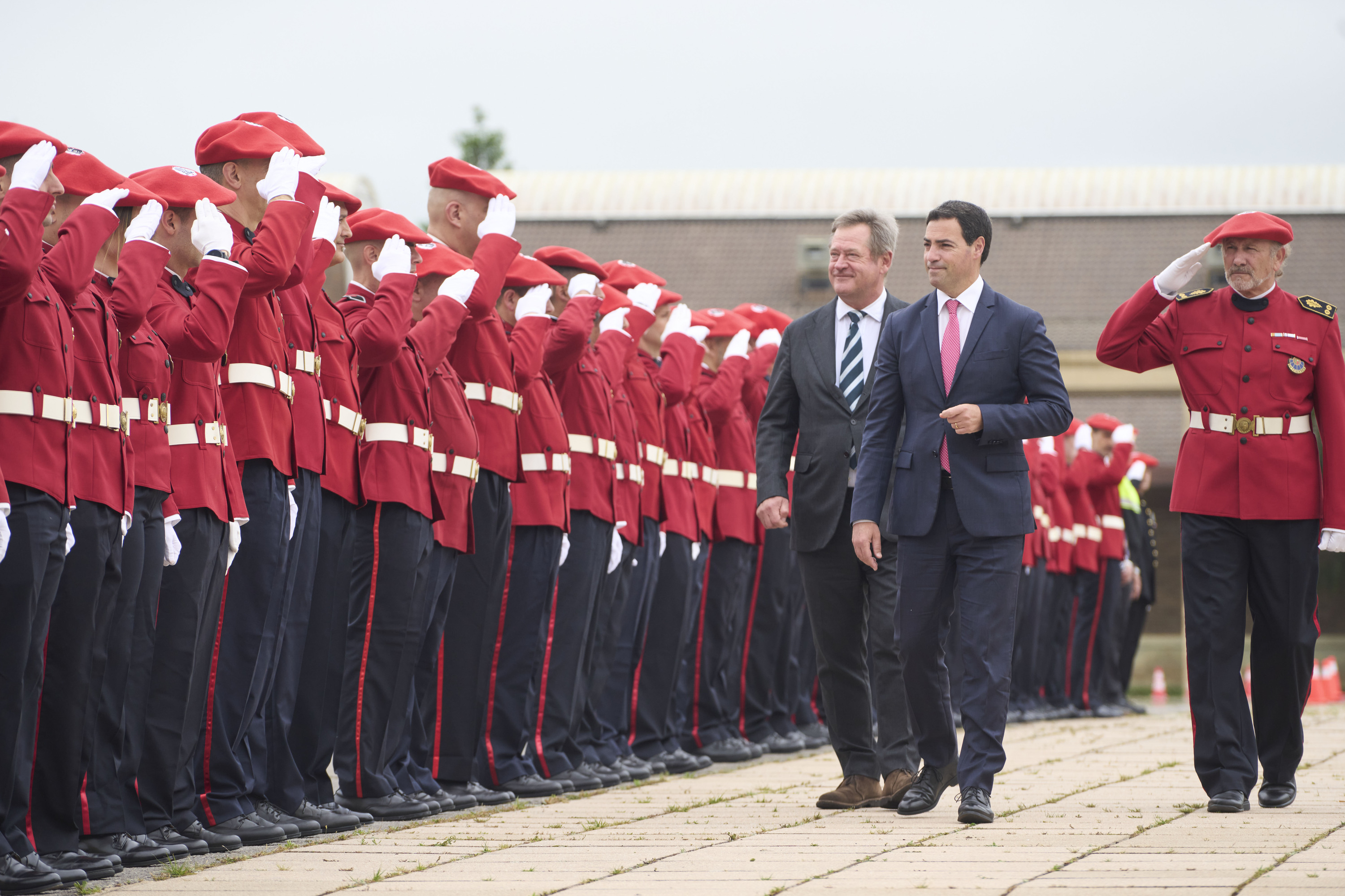 Pradales Jaurlaritzako lehendakaria eta Zupiria Segurtasun sailburua, Arkautiko akademian. ADRIAN RUIZ DE HIERO / EFE